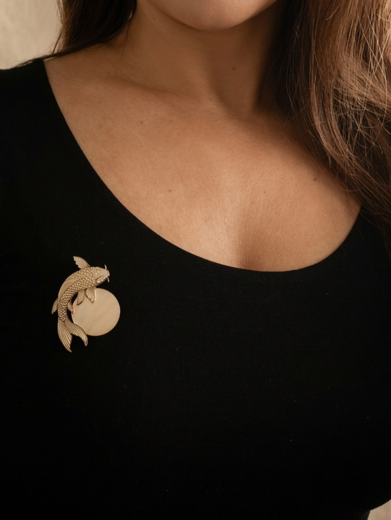 1000069769.png Broche esprit asiatique à carpes japonaises - Danse des koïs – Image 1