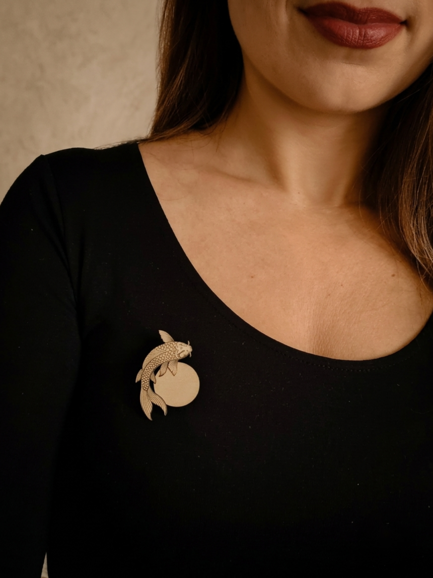 1000069771.png Broche esprit asiatique à carpes japonaises - Danse des koïs – Image 3