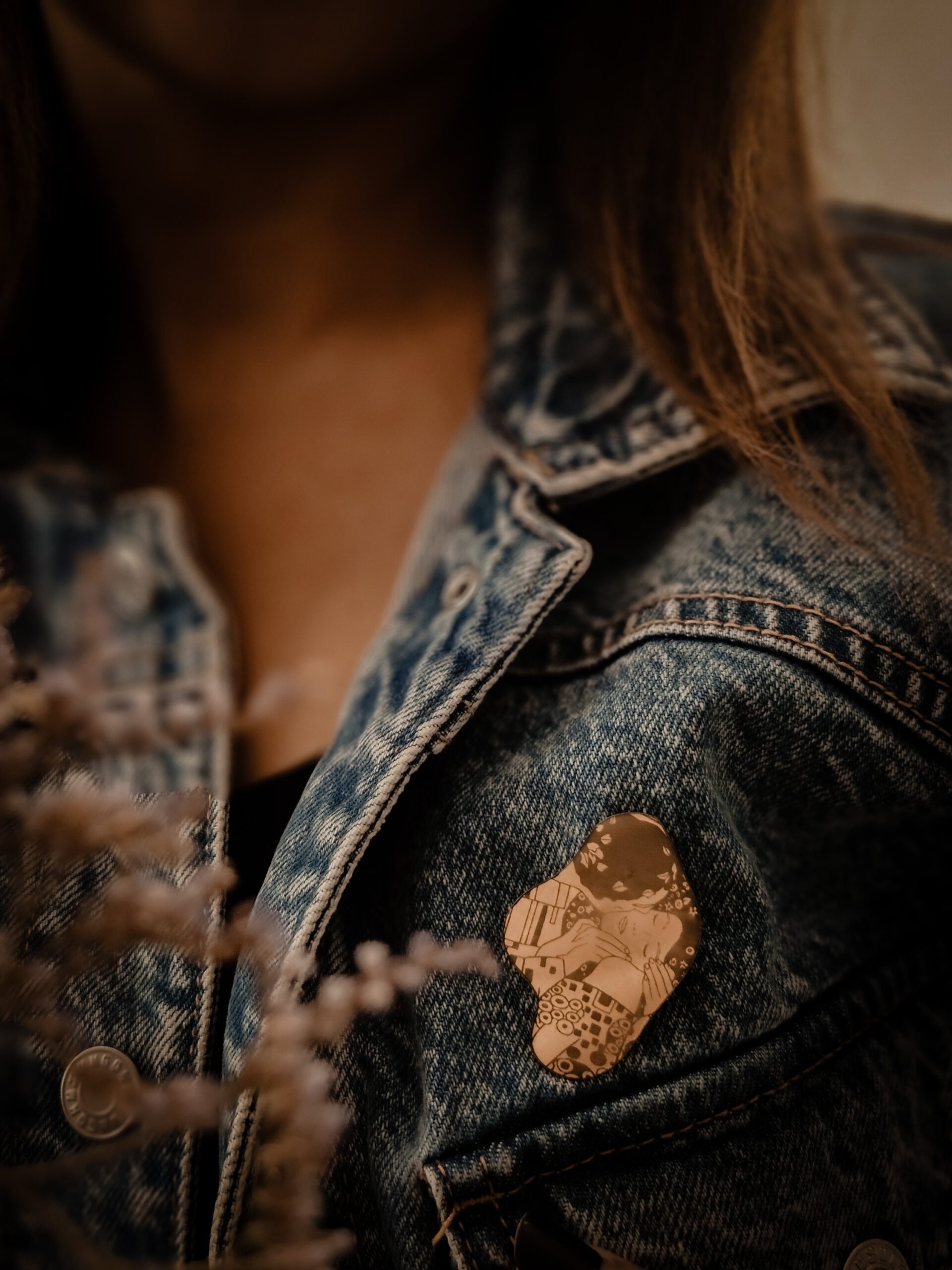1000069773.jpg Broche Le Baiser — broche organique en laiton gravée inspirée de Klimt – Image 4