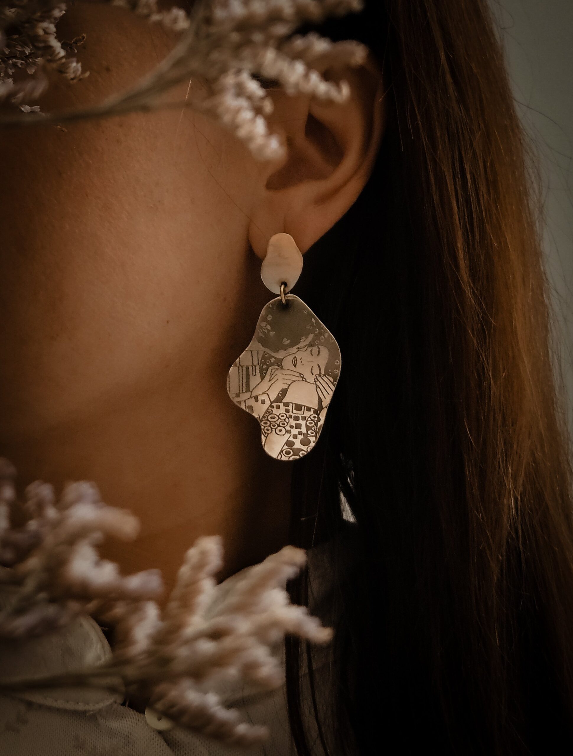1000069798.jpg Boucles d’oreilles organiques dorées, inspirées par l'univers de Gustav Klimt - Le baiser – Image 2