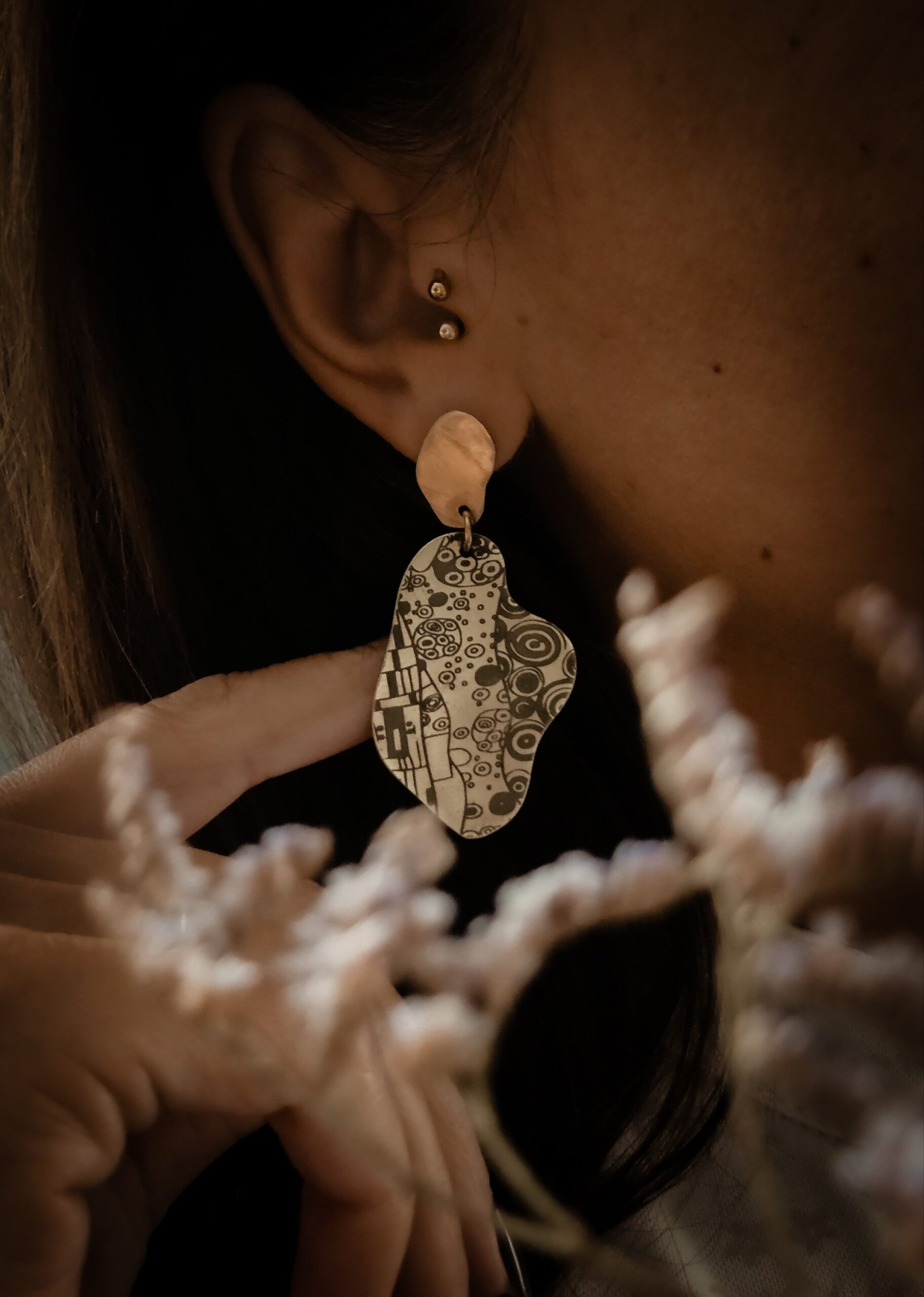 1000069816.jpg Boucles d’oreilles organiques dorées, inspirées par l'univers de Gustav Klimt - Le baiser – Image 5