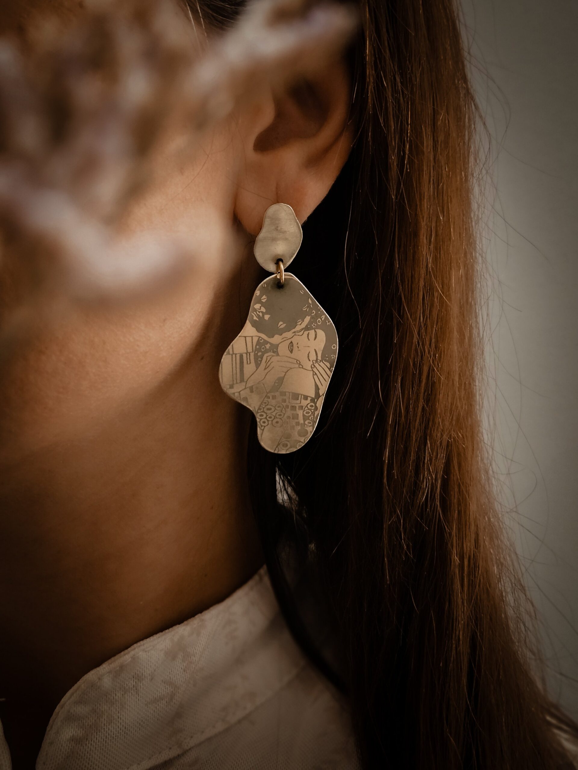 1000069818.jpg Boucles d’oreilles organiques dorées, inspirées par l'univers de Gustav Klimt - Le baiser – Image 8