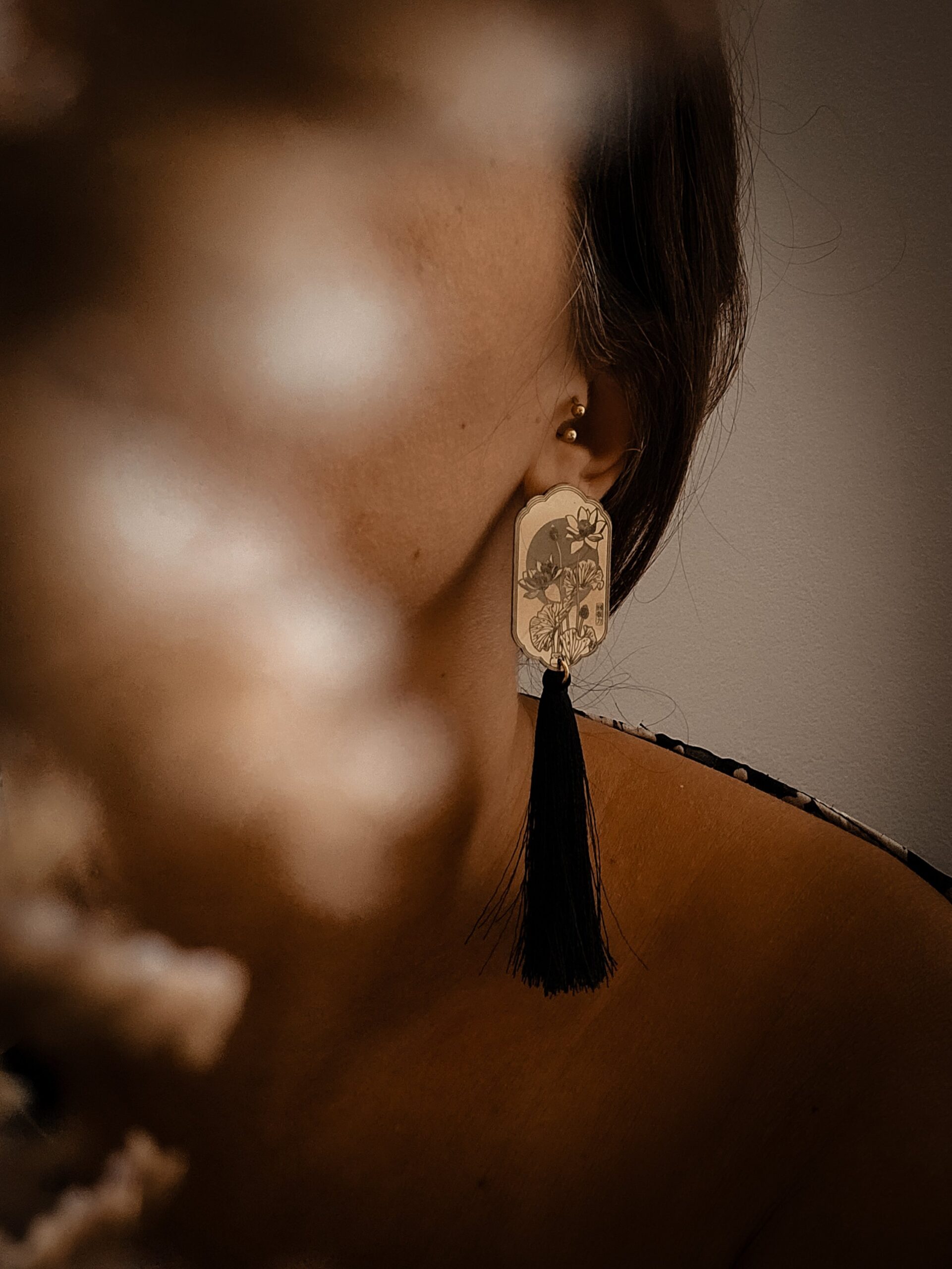 1000071089.jpg Boucles d'oreilles laiton esprit asiatique et pompons divers coloris - Lotus nocturne – Image 10