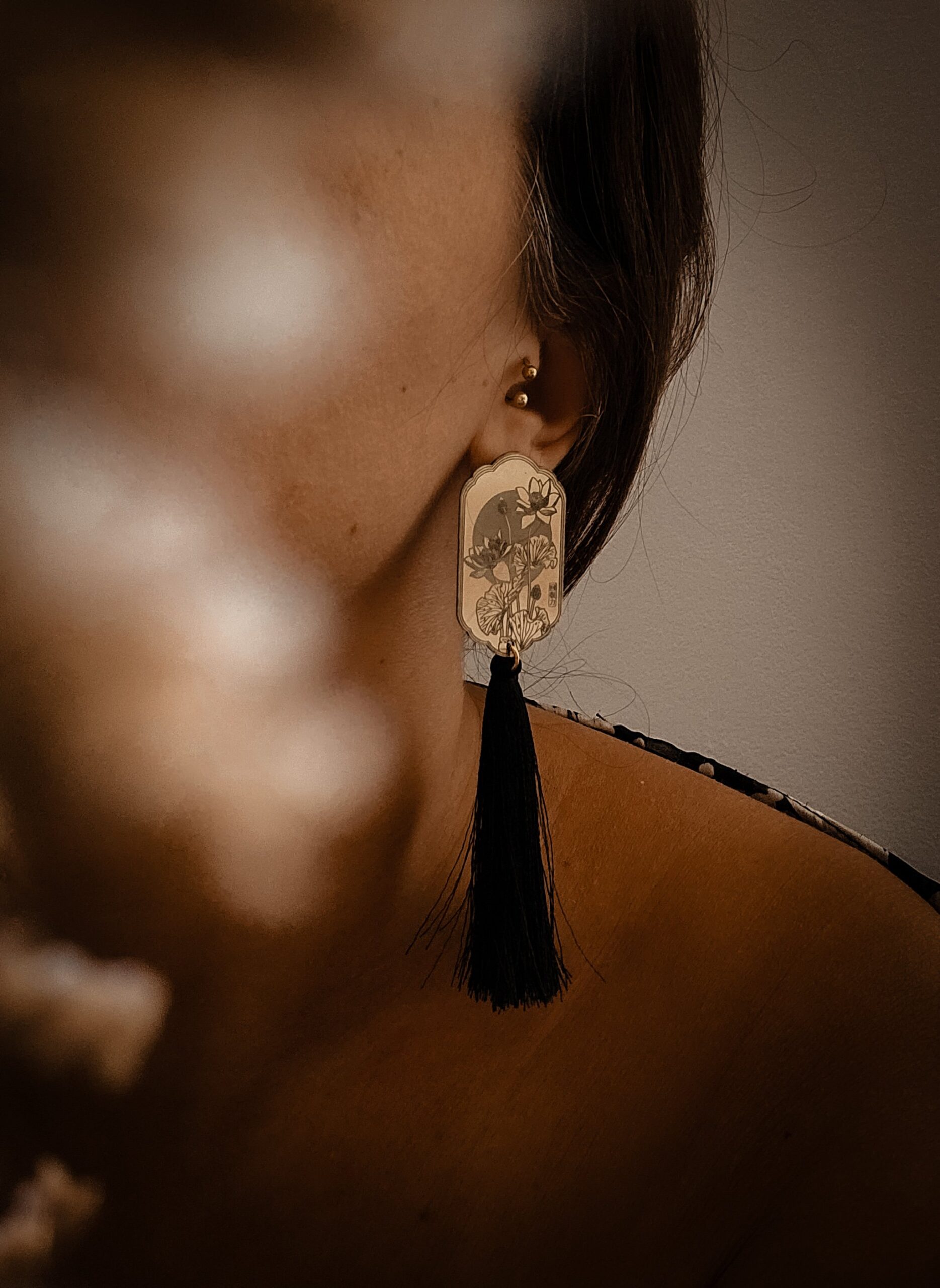 1000071106.jpg Boucles d'oreilles laiton esprit asiatique et pompons divers coloris - Lotus nocturne – Image 2