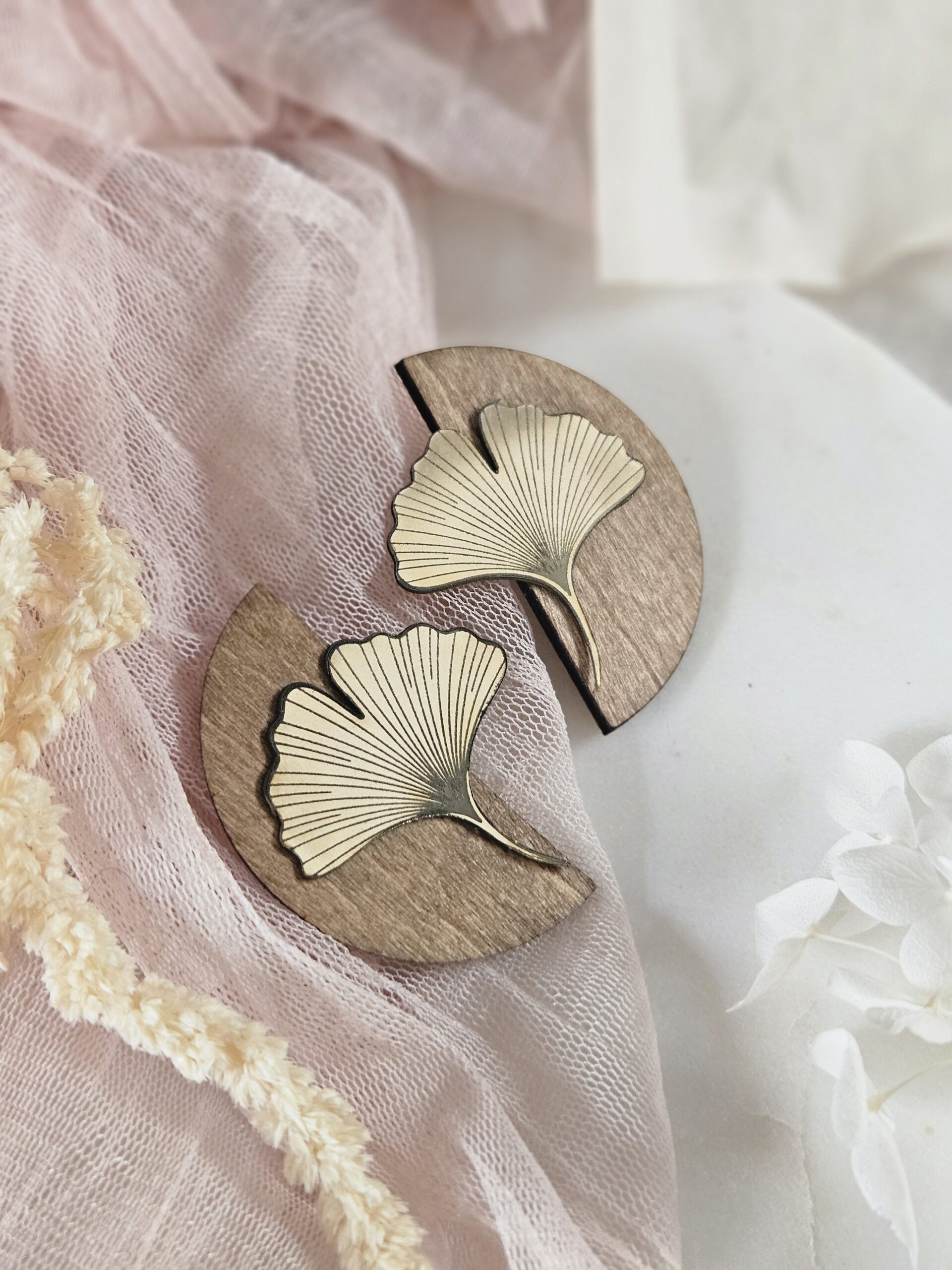 1000072474.jpg Boucles d'oreilles feuille de laiton et bois - Demi lune Ginkgo – Image 1