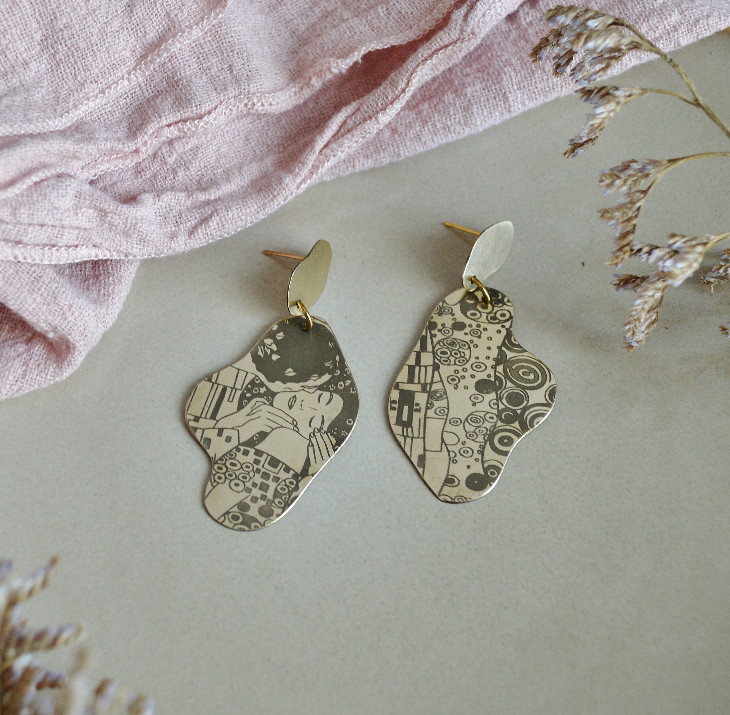 DSC_1040 Boucles d’oreilles organiques dorées, inspirées par l'univers de Gustav Klimt - Le baiser – Image 9