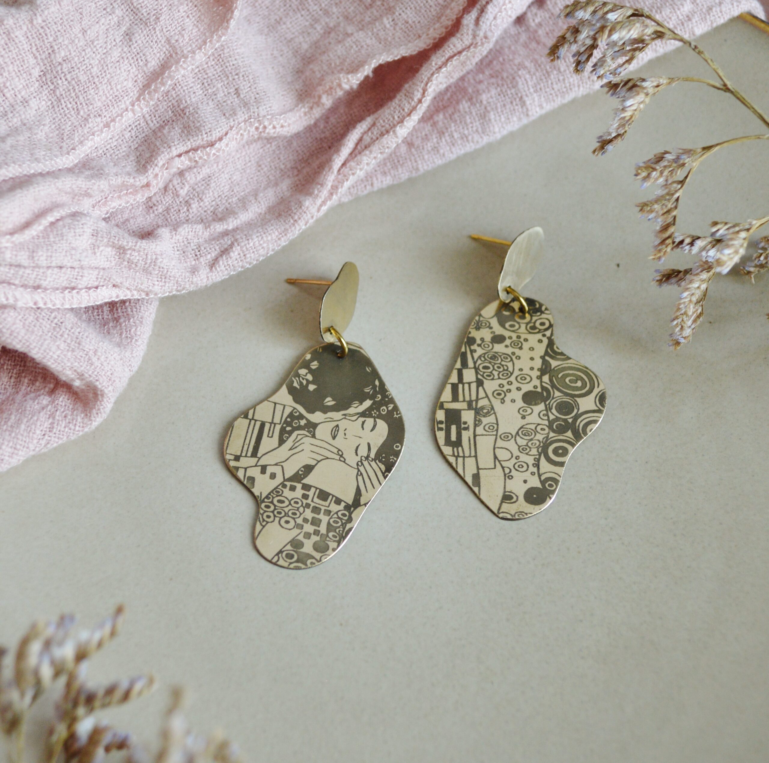 DSC_1041 Boucles d’oreilles organiques dorées, inspirées par l'univers de Gustav Klimt - Le baiser – Image 6