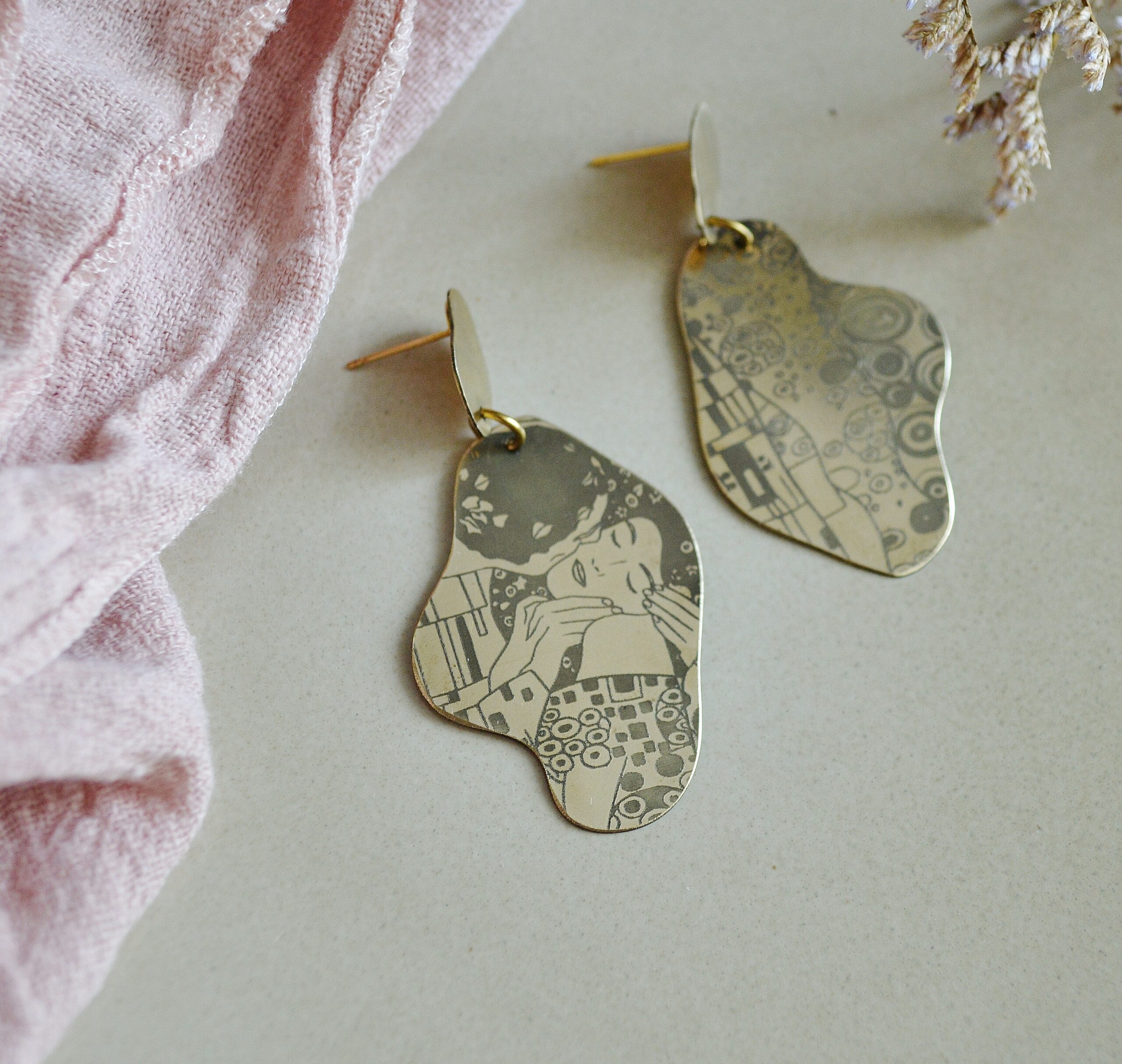 DSC_1044 Boucles d’oreilles organiques dorées, inspirées par l'univers de Gustav Klimt - Le baiser – Image 1