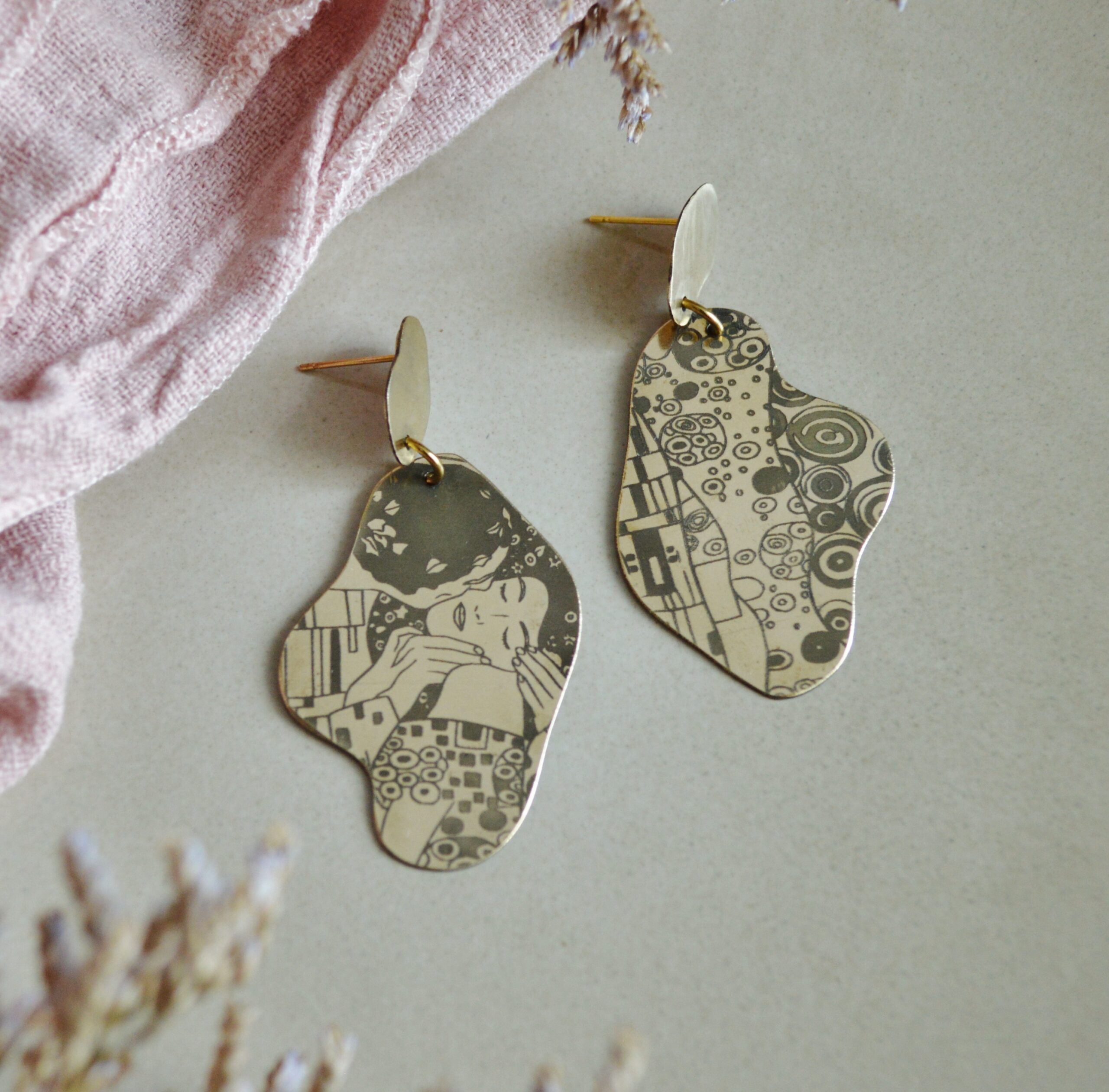 DSC_1046 Boucles d’oreilles organiques dorées, inspirées par l'univers de Gustav Klimt - Le baiser – Image 4