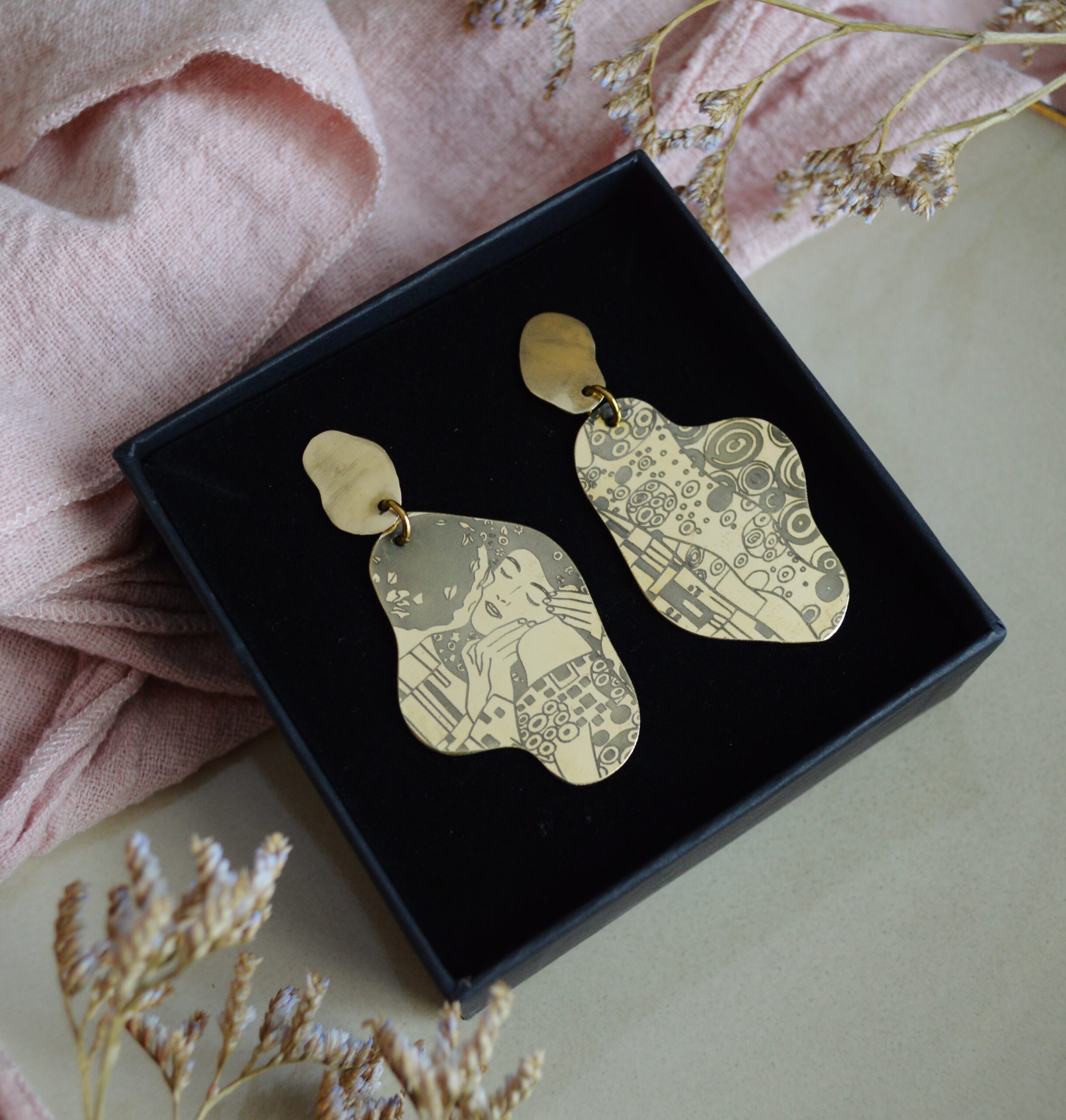 DSC_1051 Boucles d’oreilles organiques dorées, inspirées par l'univers de Gustav Klimt - Le baiser – Image 3