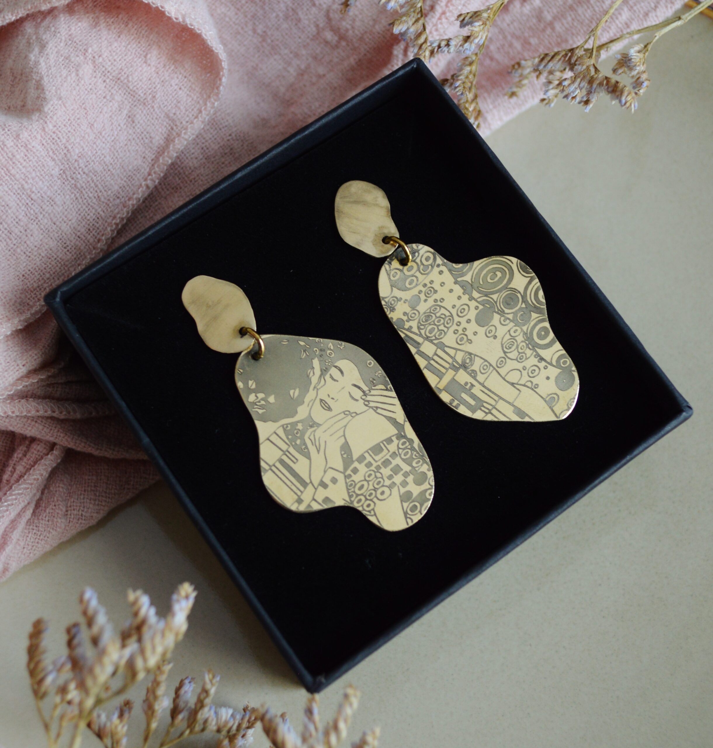 DSC_1052 Boucles d’oreilles organiques dorées, inspirées par l'univers de Gustav Klimt - Le baiser – Image 10