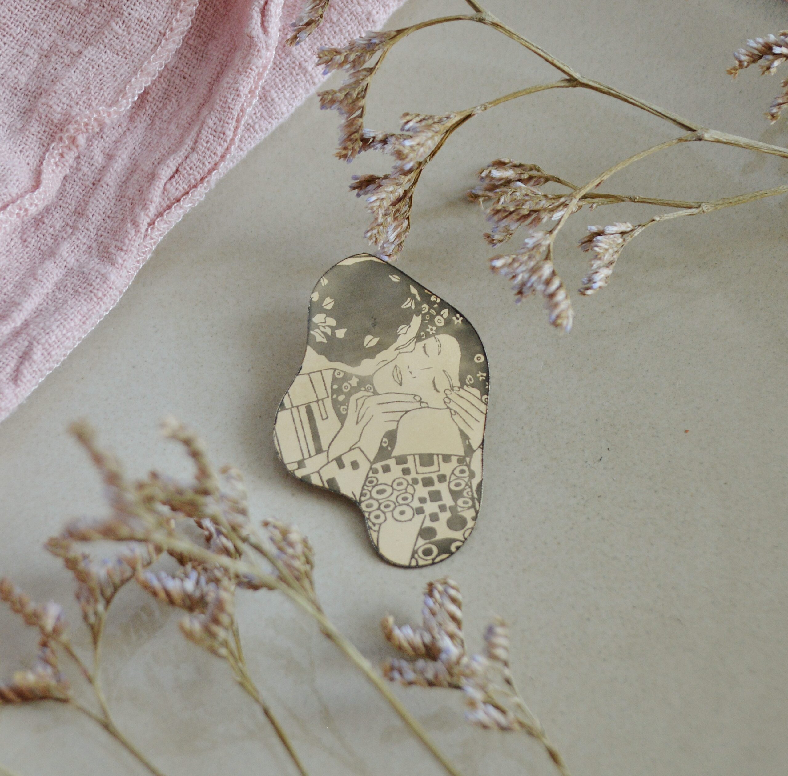 DSC_1108 Broche Le Baiser — broche organique en laiton gravée inspirée de Klimt – Image 7