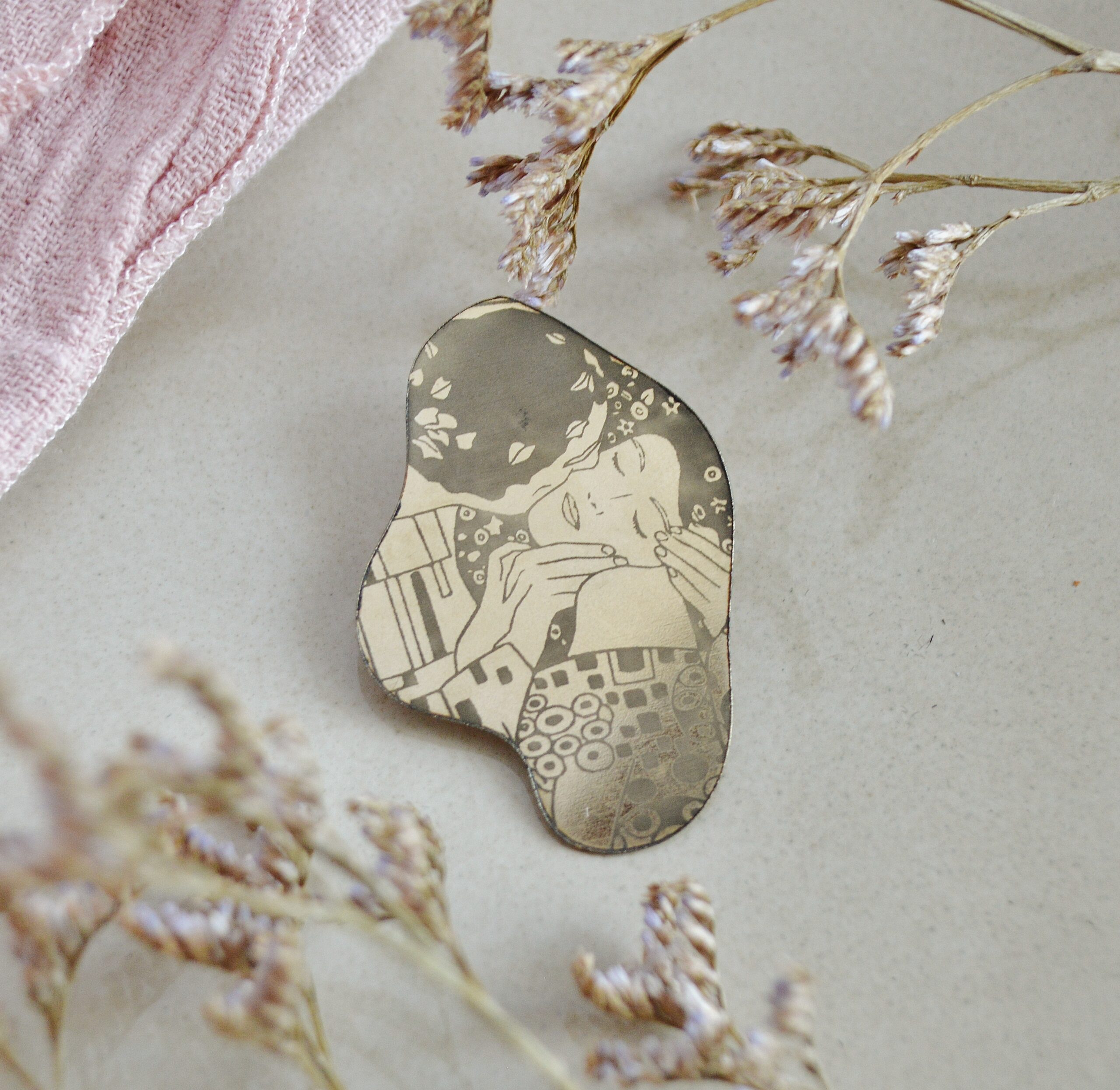 DSC_1110 Broche Le Baiser — broche organique en laiton gravée inspirée de Klimt – Image 6