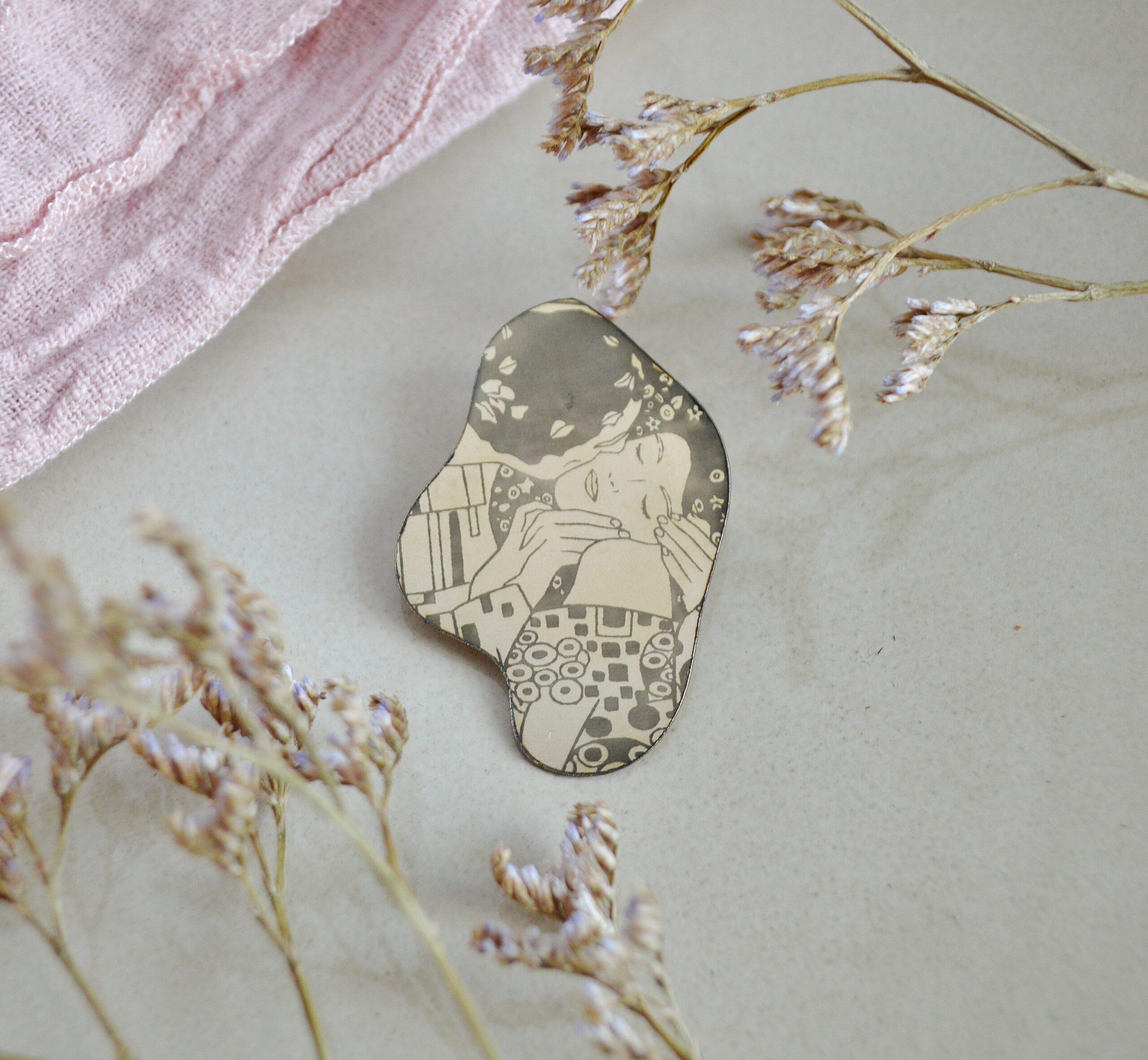 DSC_1112 Broche Le Baiser — broche organique en laiton gravée inspirée de Klimt – Image 1