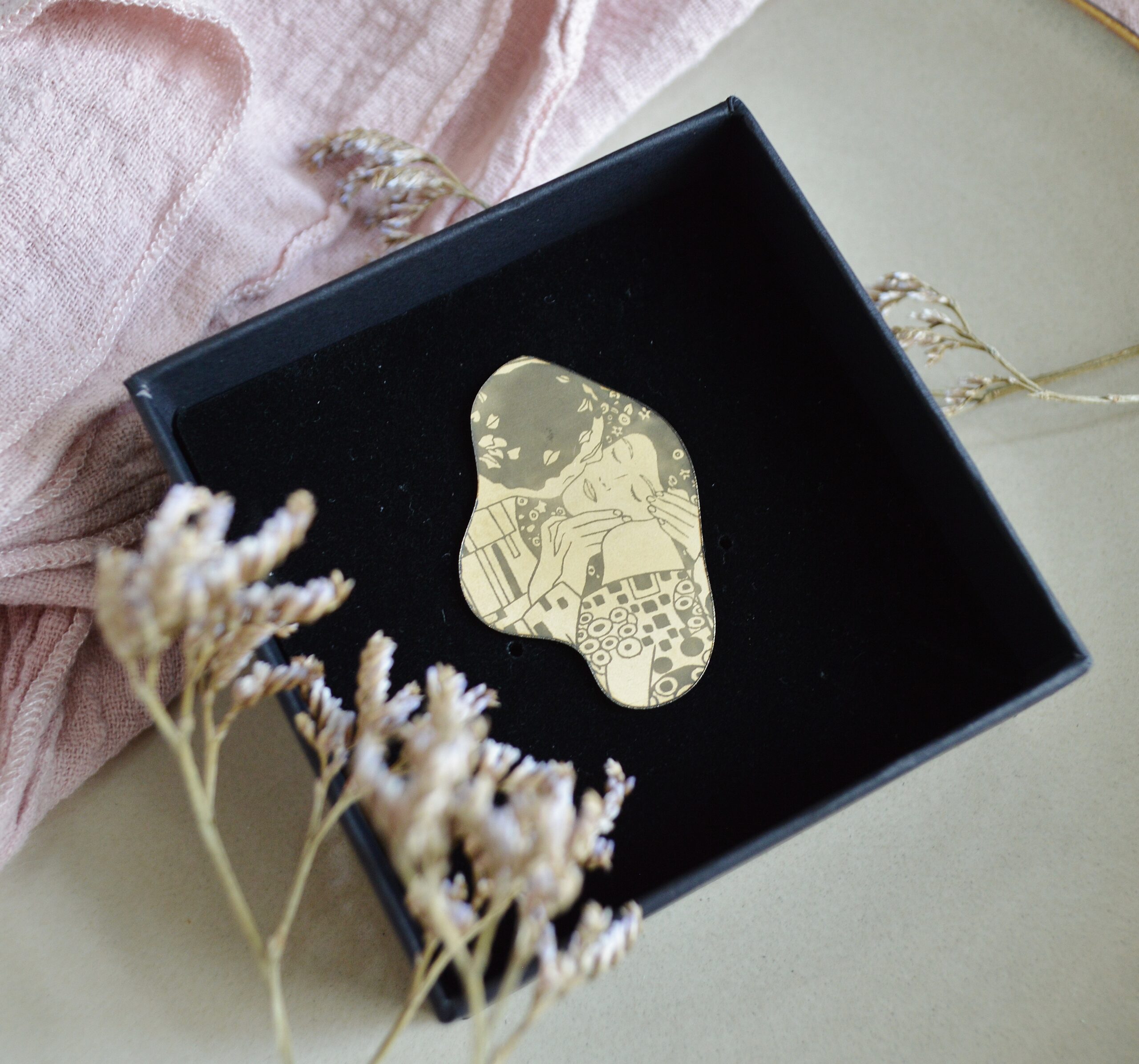 DSC_1116 Broche Le Baiser — broche organique en laiton gravée inspirée de Klimt – Image 5