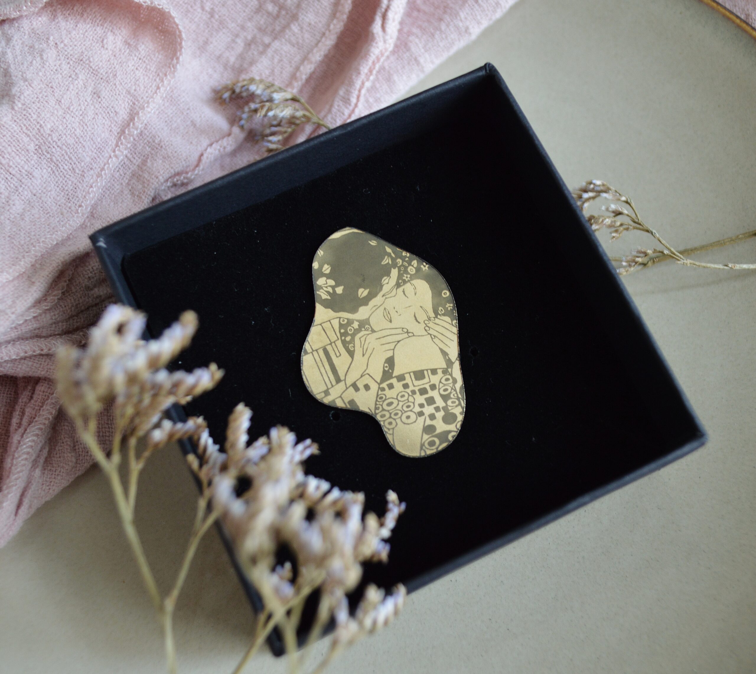 DSC_1118 Broche Le Baiser — broche organique en laiton gravée inspirée de Klimt – Image 3