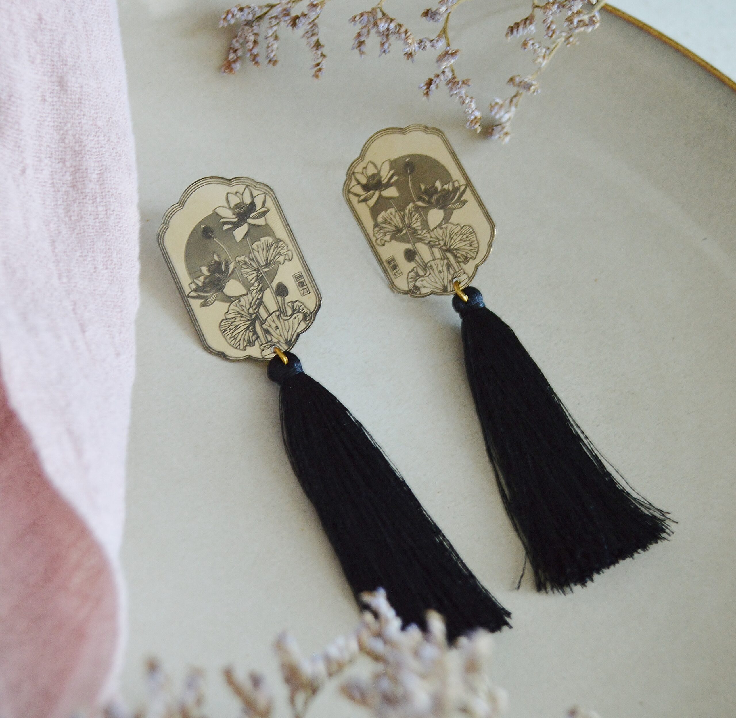 DSC_1154 Boucles d'oreilles laiton esprit asiatique et pompons divers coloris - Lotus nocturne – Image 9