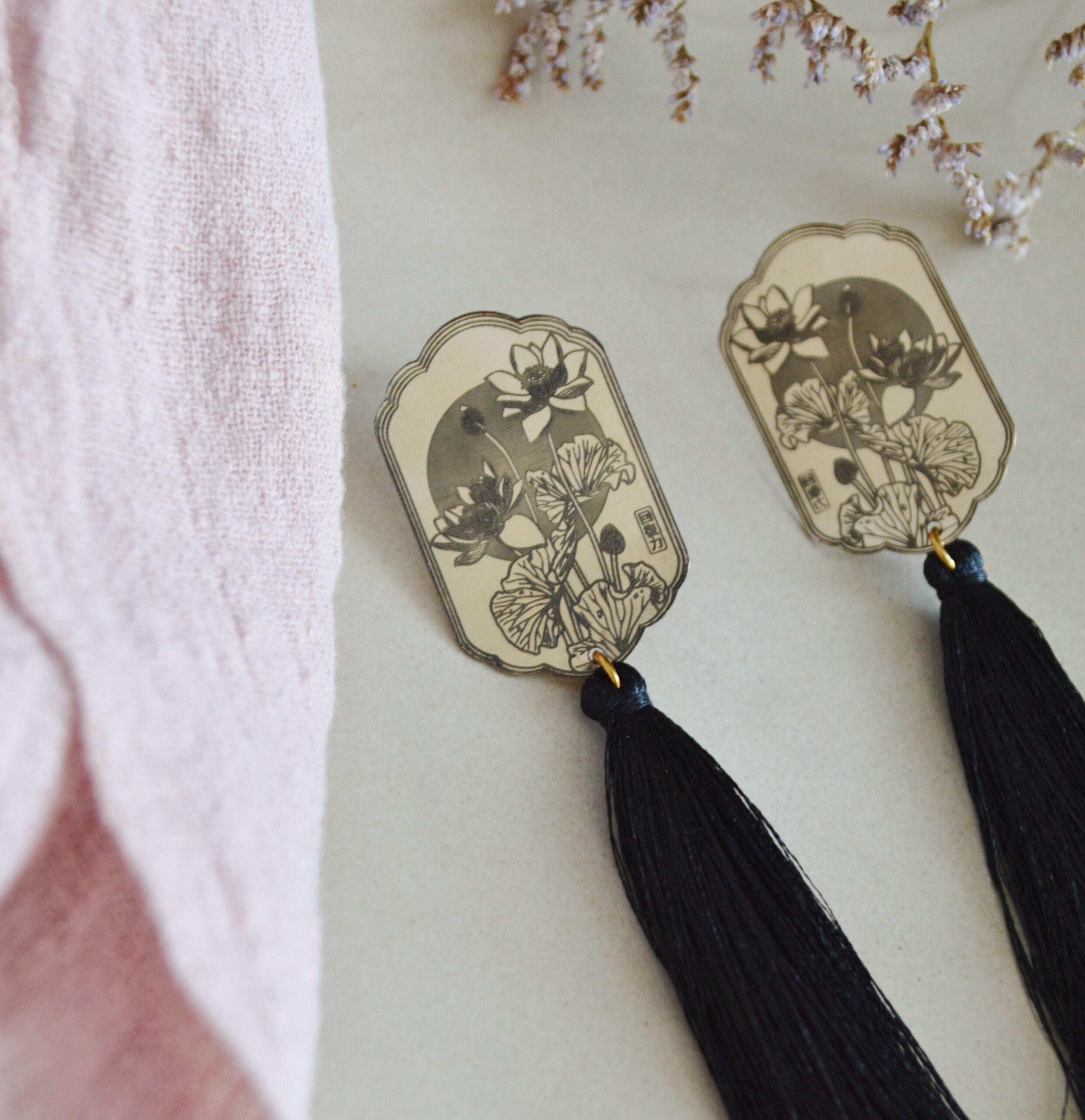 DSC_1155 Boucles d'oreilles laiton esprit asiatique et pompons divers coloris - Lotus nocturne – Image 1