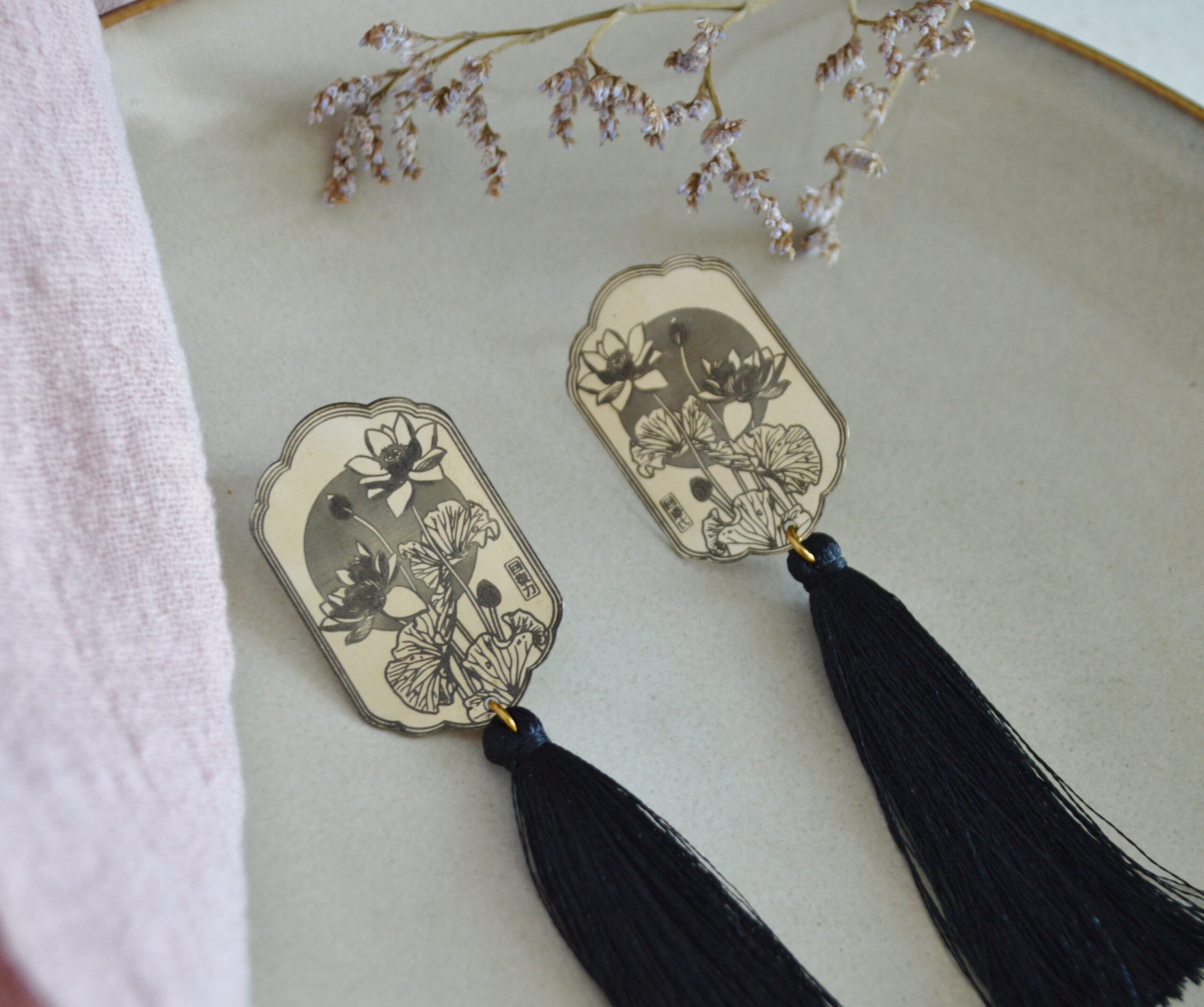 DSC_1158 Boucles d'oreilles laiton esprit asiatique et pompons divers coloris - Lotus nocturne – Image 8