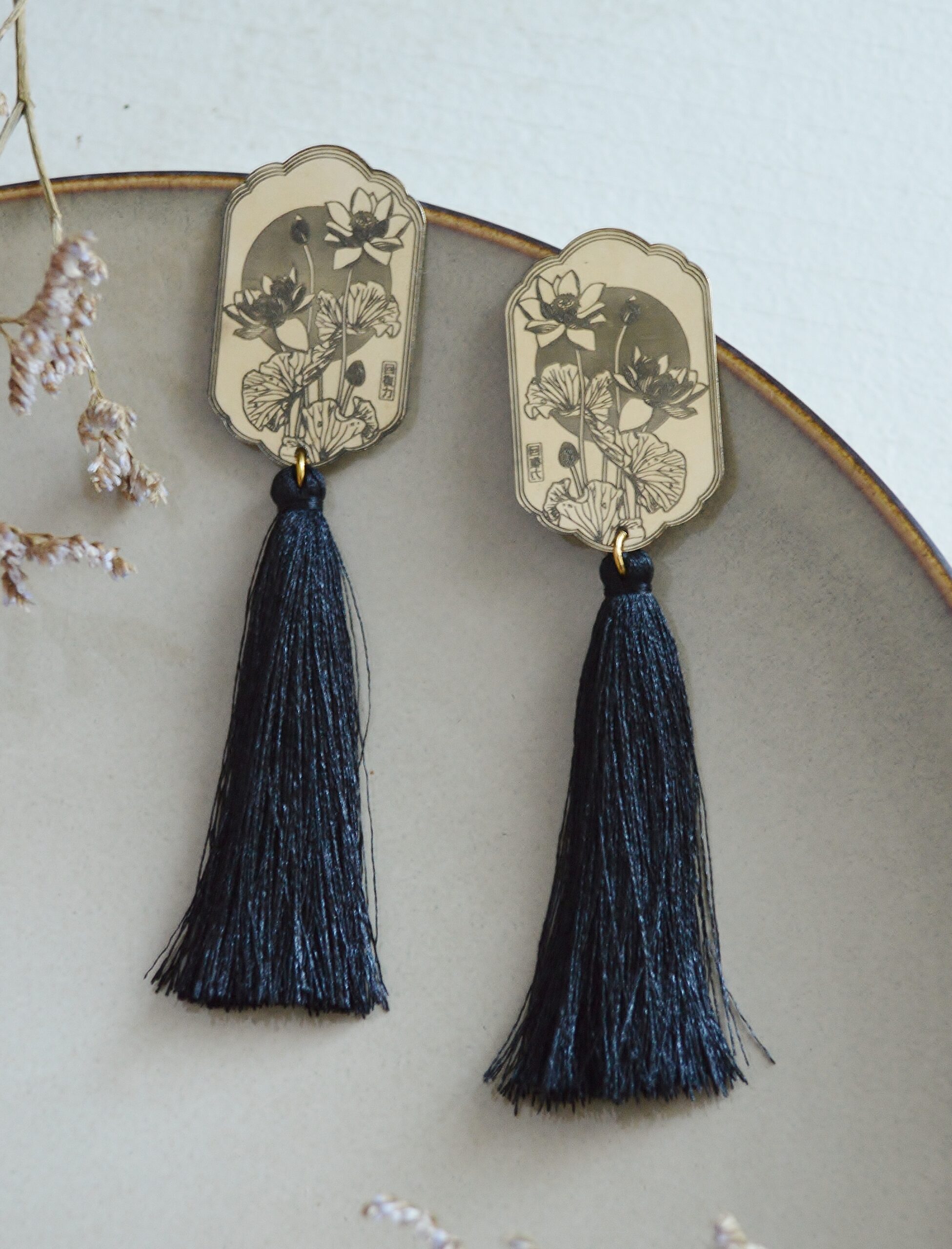 DSC_1160 Boucles d'oreilles laiton esprit asiatique et pompons divers coloris - Lotus nocturne – Image 7