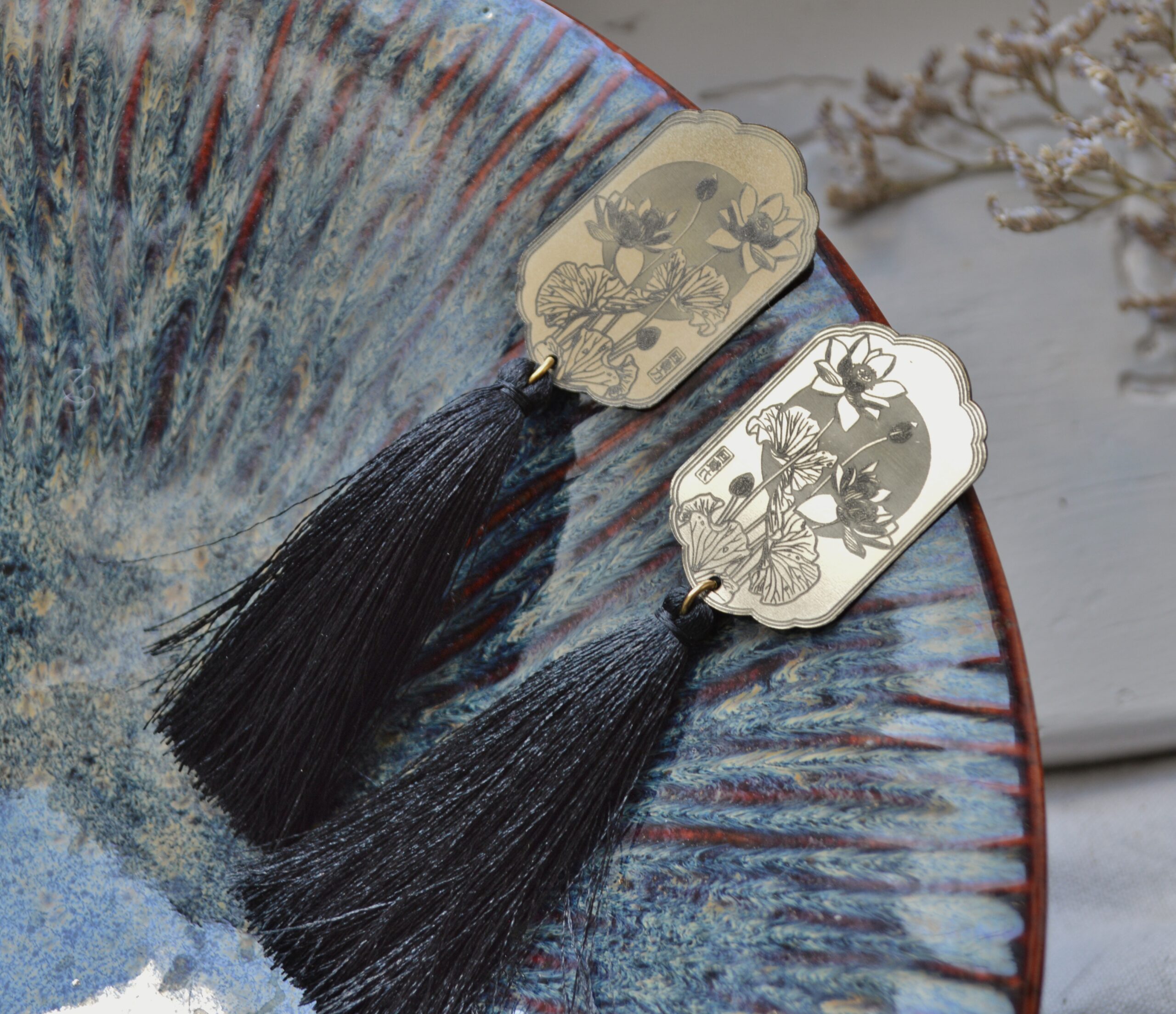 DSC_1163 Boucles d'oreilles laiton esprit asiatique et pompons divers coloris - Lotus nocturne – Image 5