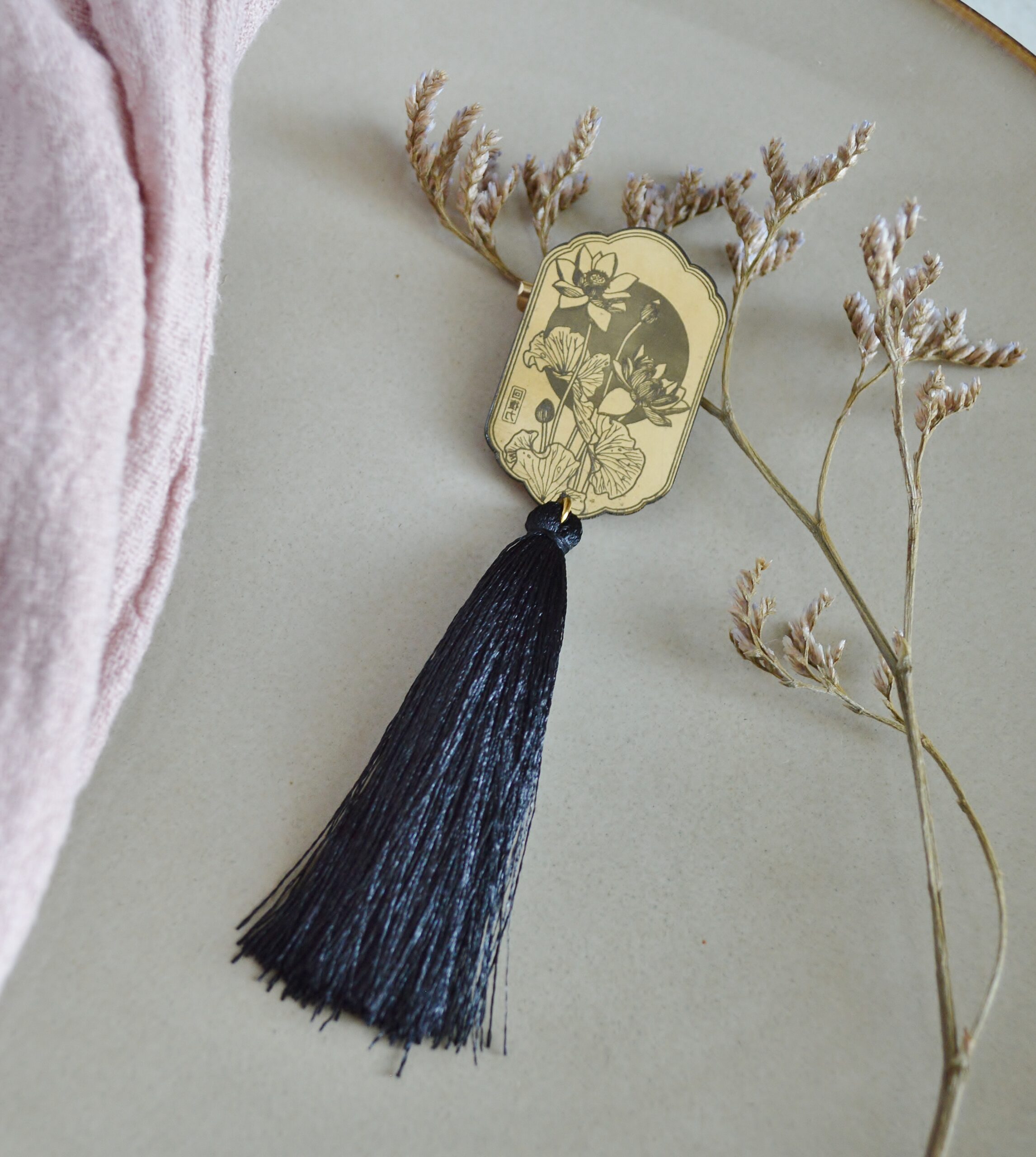 DSC_1165 Broche en laiton esprit asiatique et pompons divers coloris - Lotus nocturne – Image 3