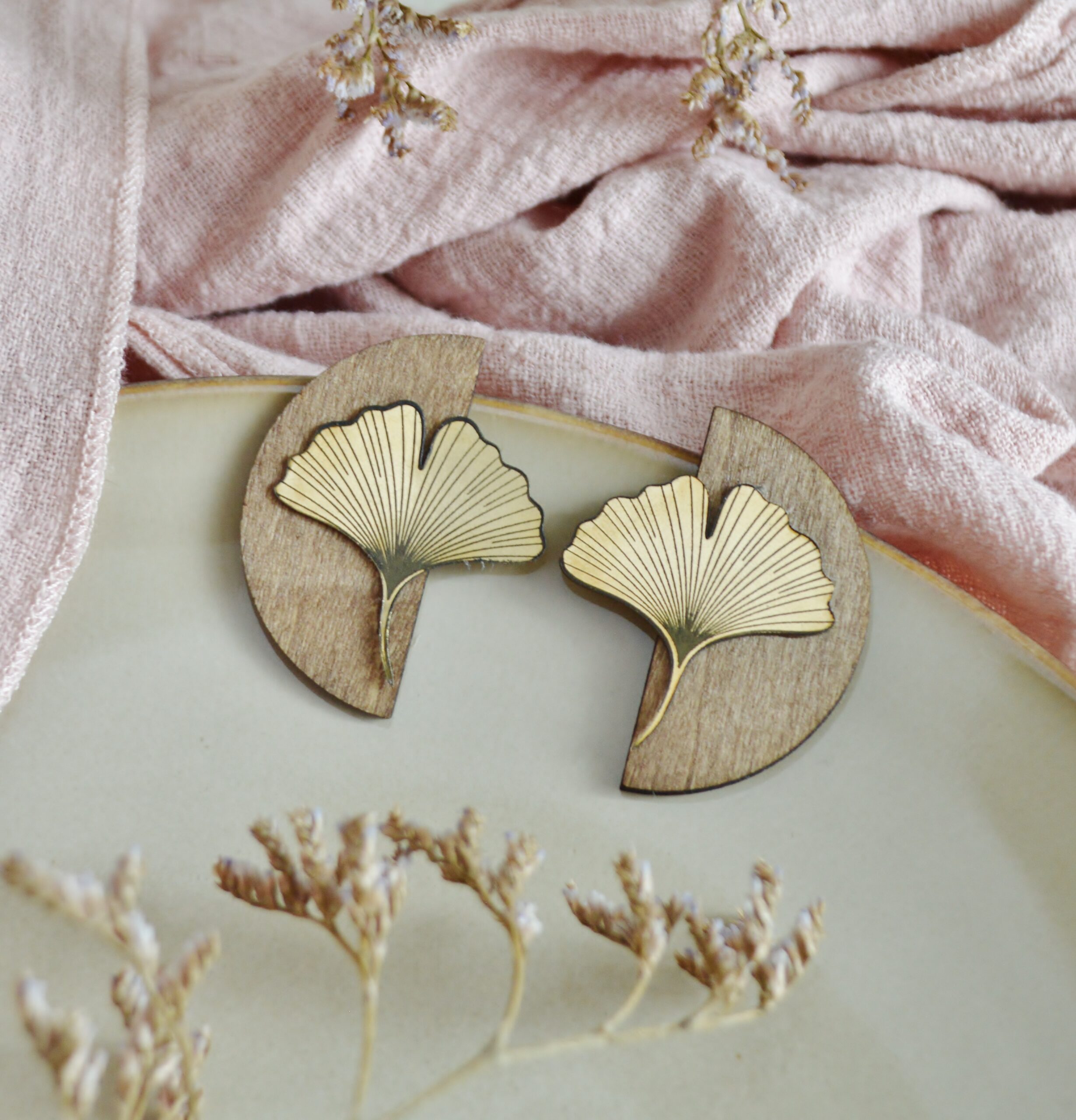 DSC_1238 Boucles d'oreilles feuille de laiton et bois - Demi lune Ginkgo – Image 6