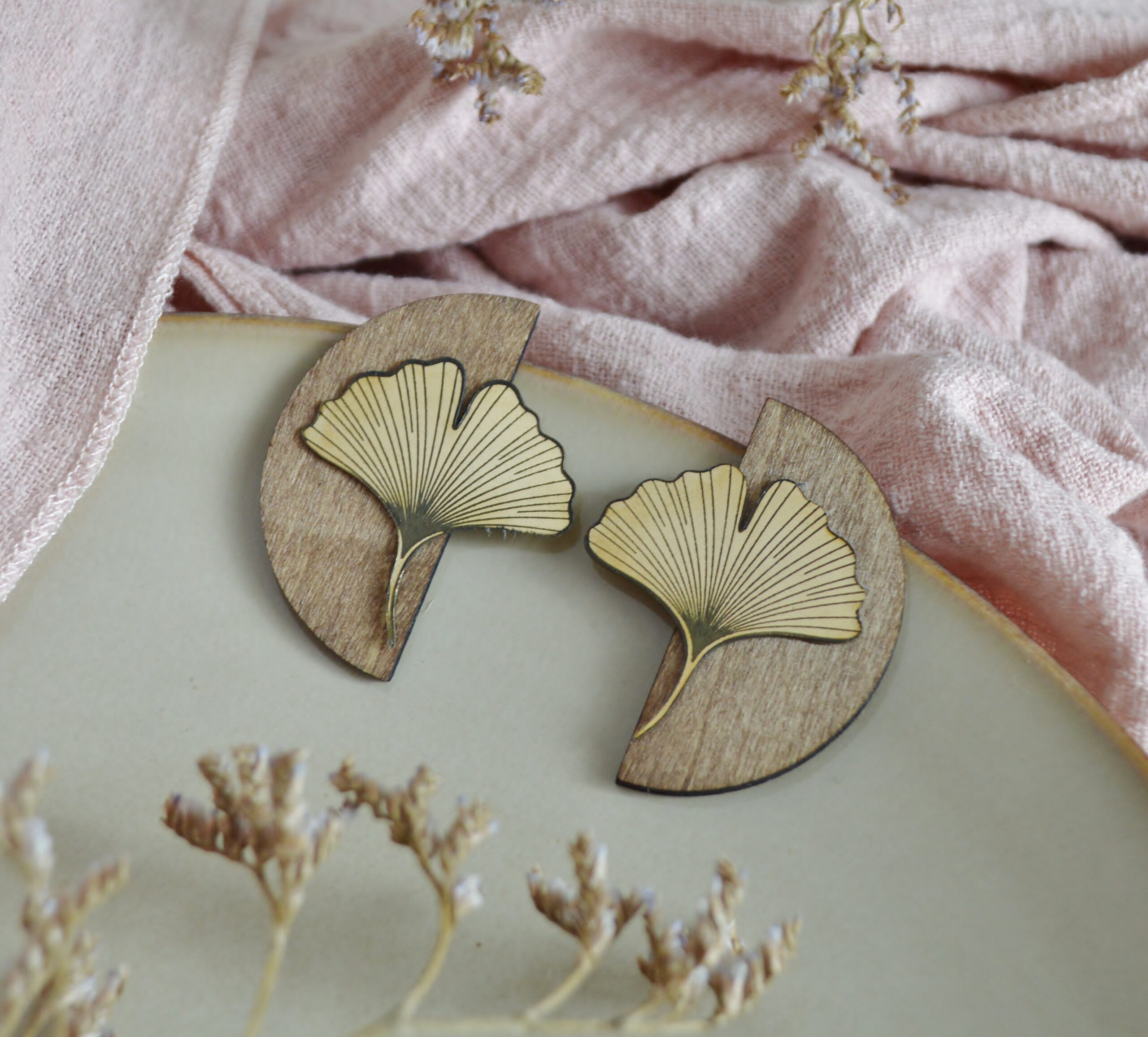 DSC_1242 Boucles d'oreilles feuille de laiton et bois - Demi lune Ginkgo – Image 3
