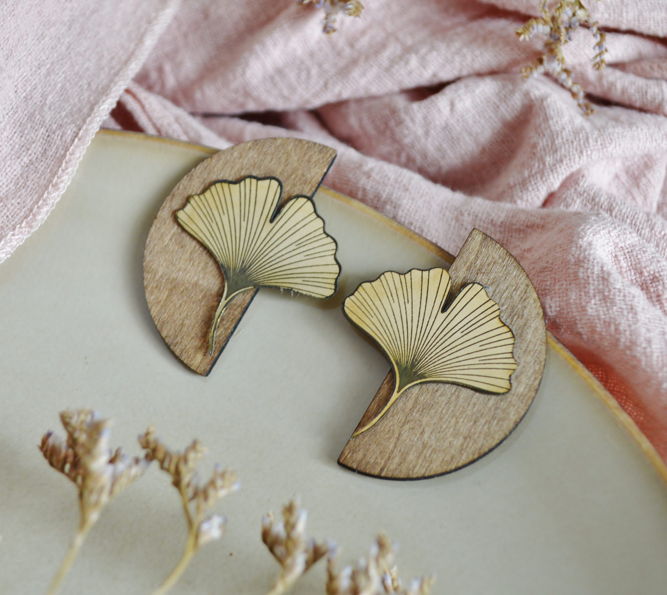DSC_1243 Boucles d'oreilles feuille de laiton et bois - Demi lune Ginkgo – Image 5