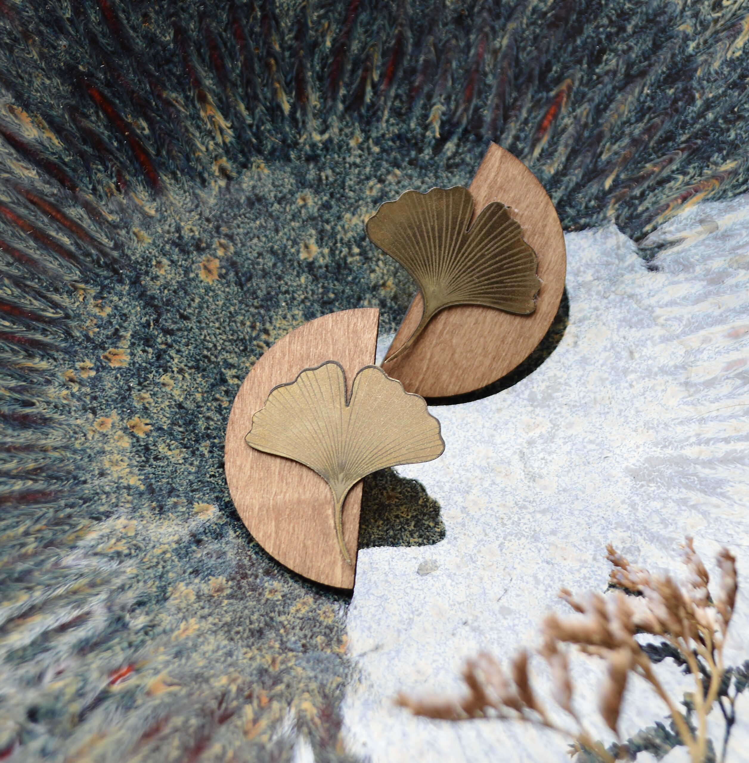 DSC_1271 Boucles d'oreilles feuille de laiton et bois - Demi lune Ginkgo – Image 4
