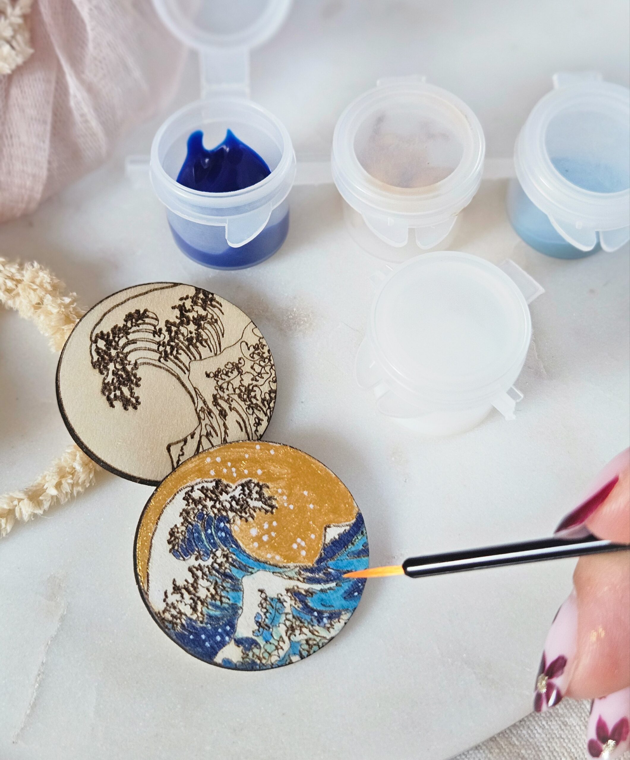 1000073102-1.jpg Coffret DIY — Boucles d’oreilles Vague de Hokusai en bois à peindre – Image 2