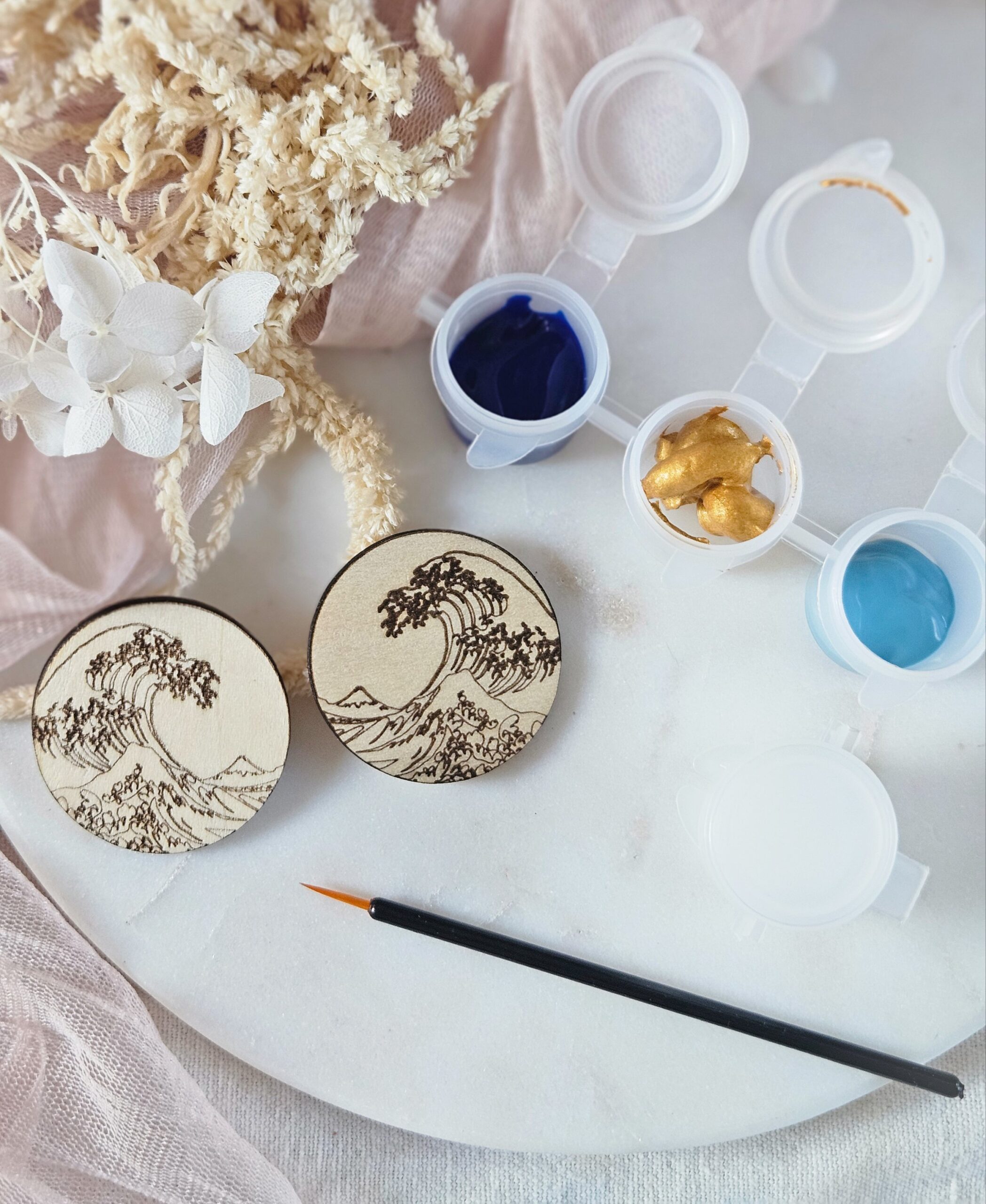 1000073106-1.jpg Coffret DIY — Boucles d’oreilles Vague de Hokusai en bois à peindre – Image 4