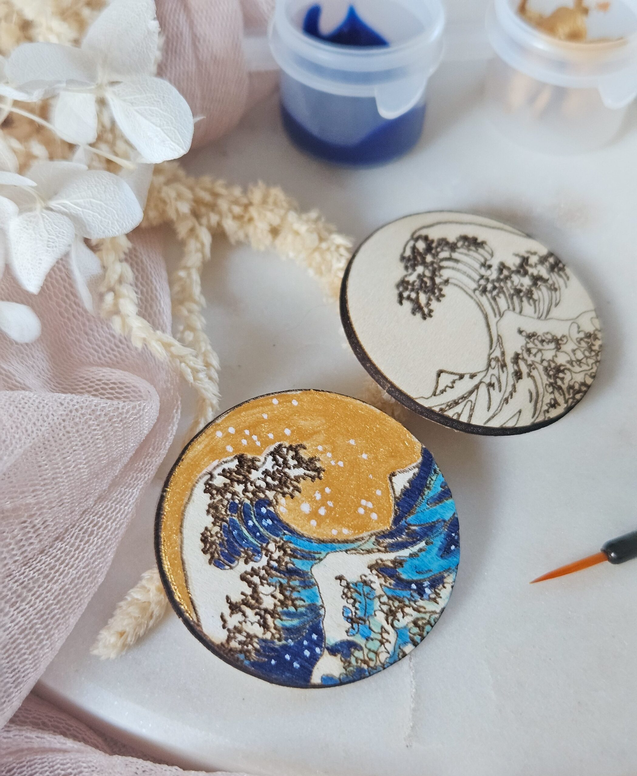 1000073108.jpg Coffret DIY — Boucles d’oreilles Vague de Hokusai en bois à peindre – Image 5