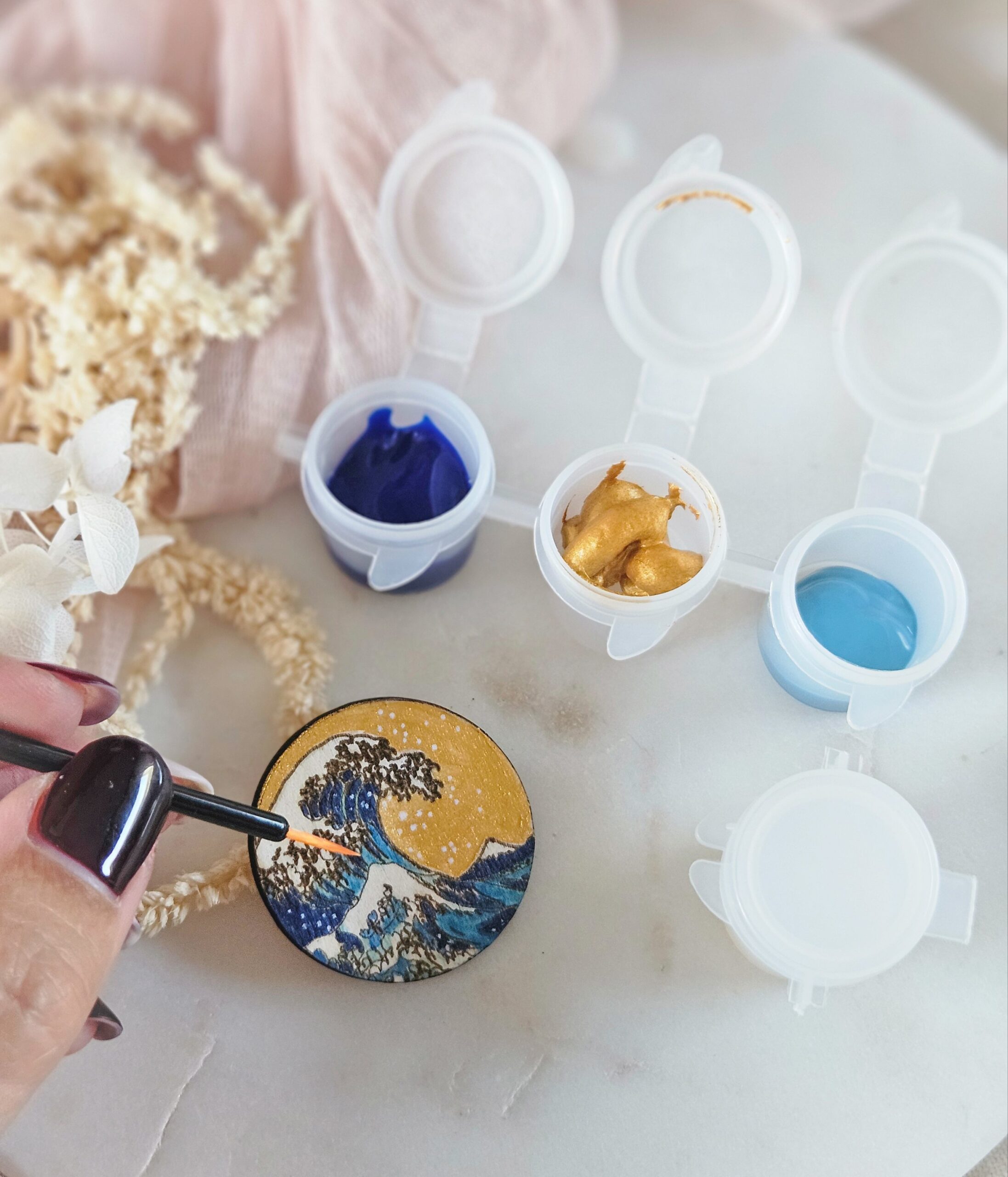 1000073112.jpg Coffret DIY — Broche La Vague de Hokusai en bois à peindre – Image 1