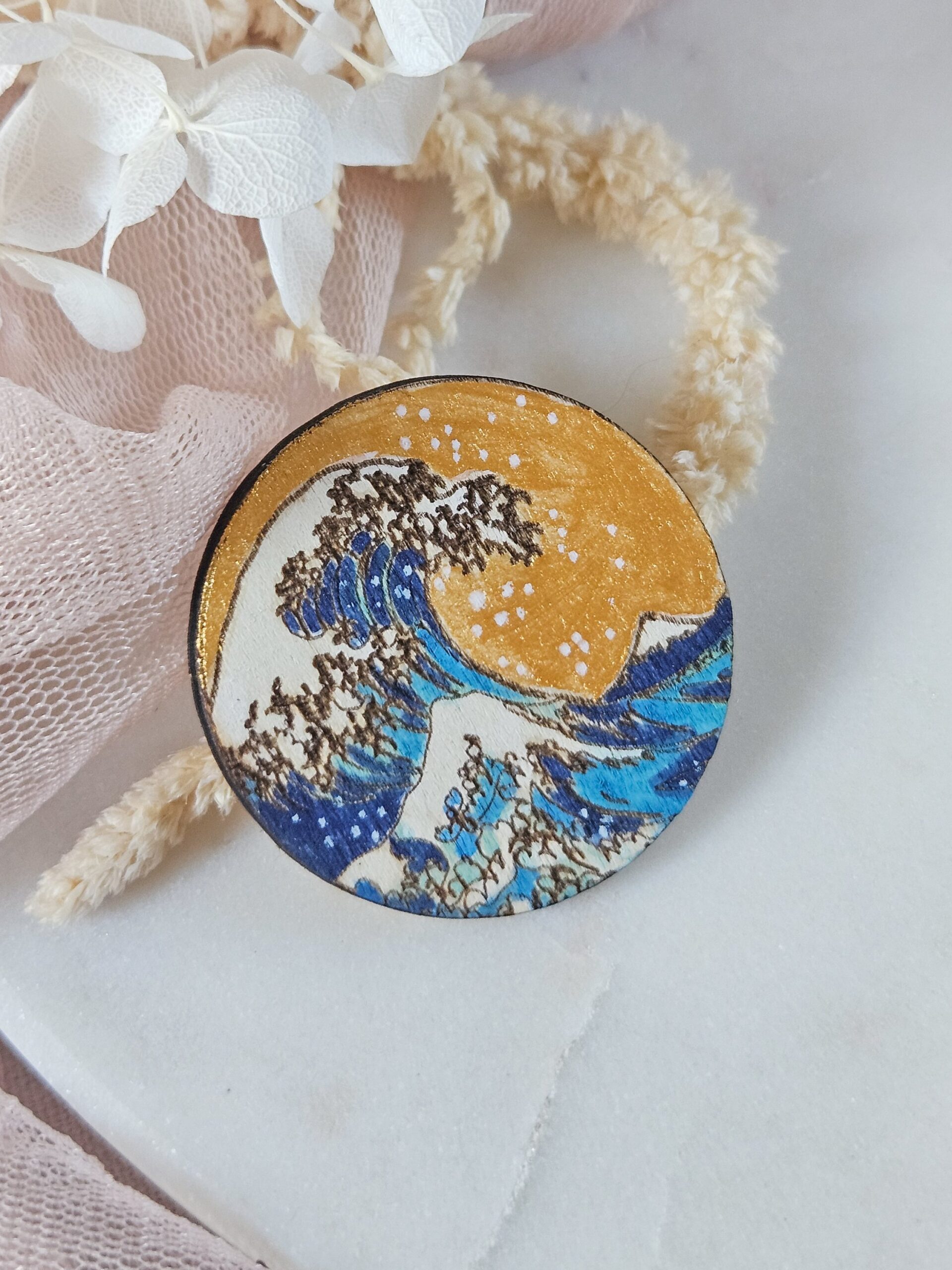 1000073114.jpg Coffret DIY — Broche La Vague de Hokusai en bois à peindre – Image 10