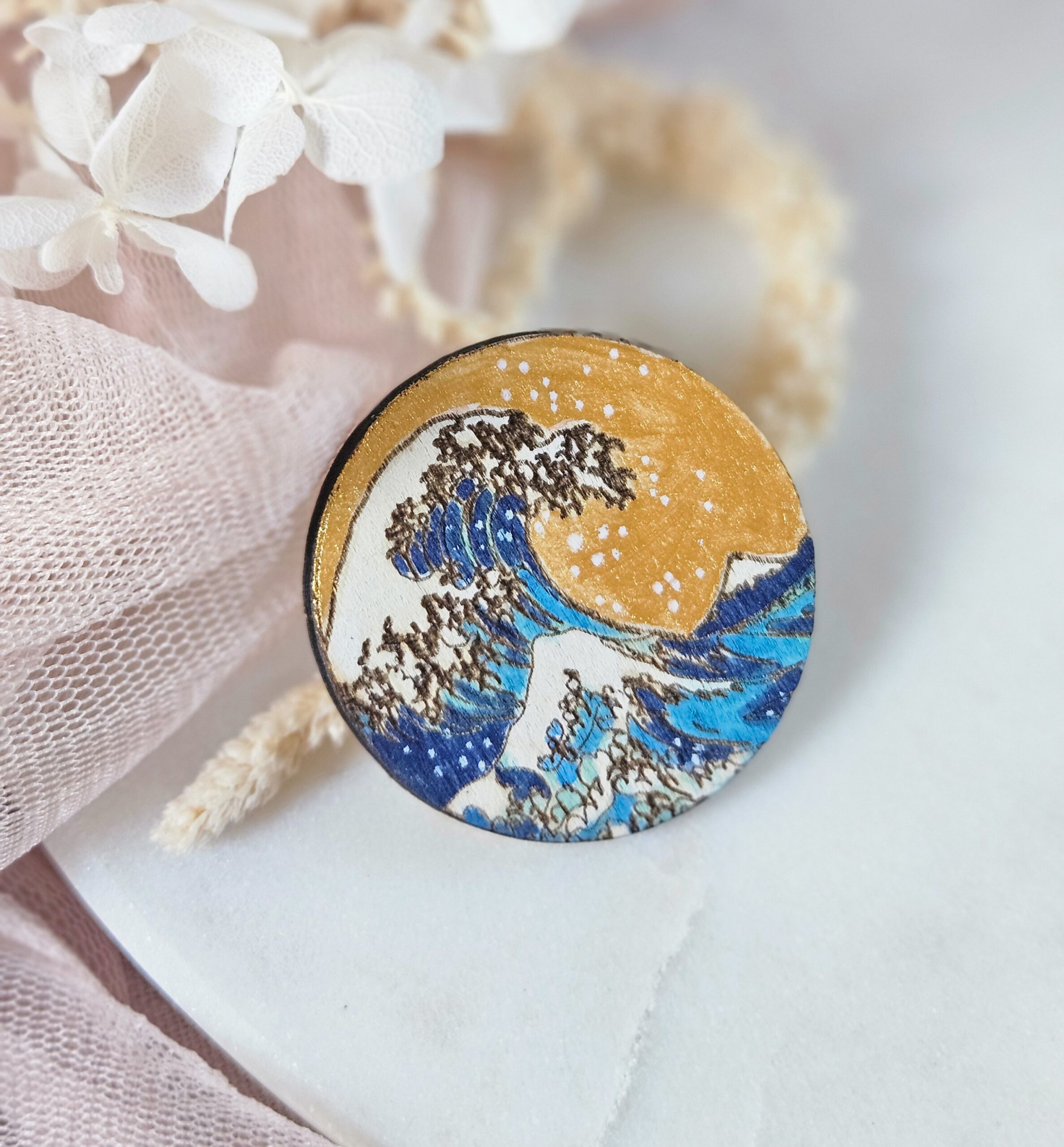 1000073116.jpg Coffret DIY — Broche La Vague de Hokusai en bois à peindre – Image 13