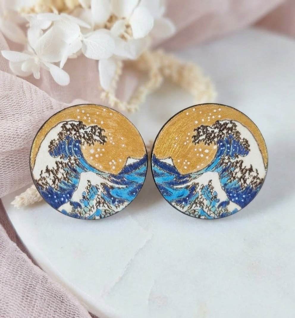 1000073117.jpg Coffret DIY — Boucles d’oreilles Vague de Hokusai en bois à peindre – Image 11