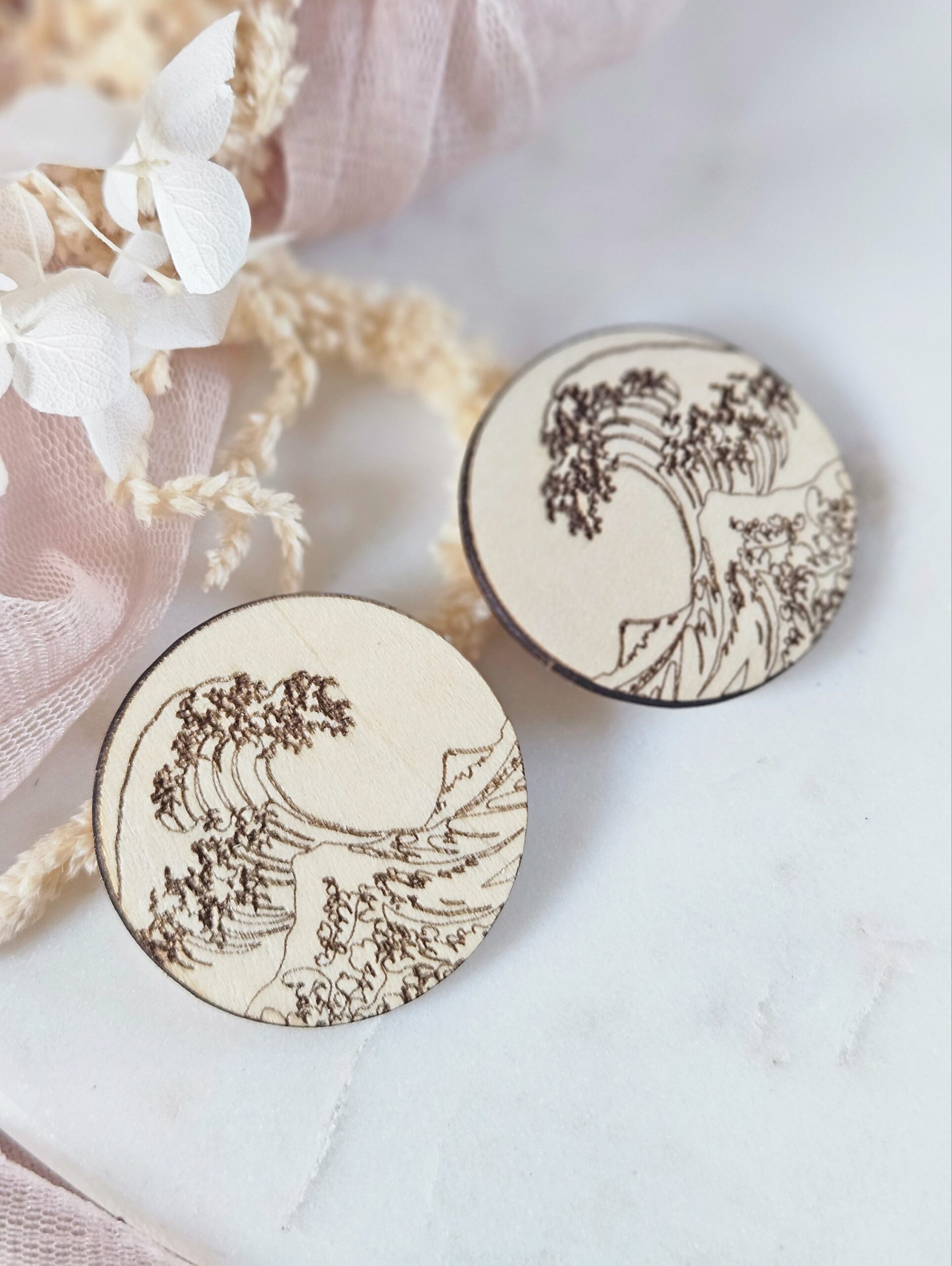 1000073123-1.jpg Coffret DIY — Boucles d’oreilles Vague de Hokusai en bois à peindre – Image 15