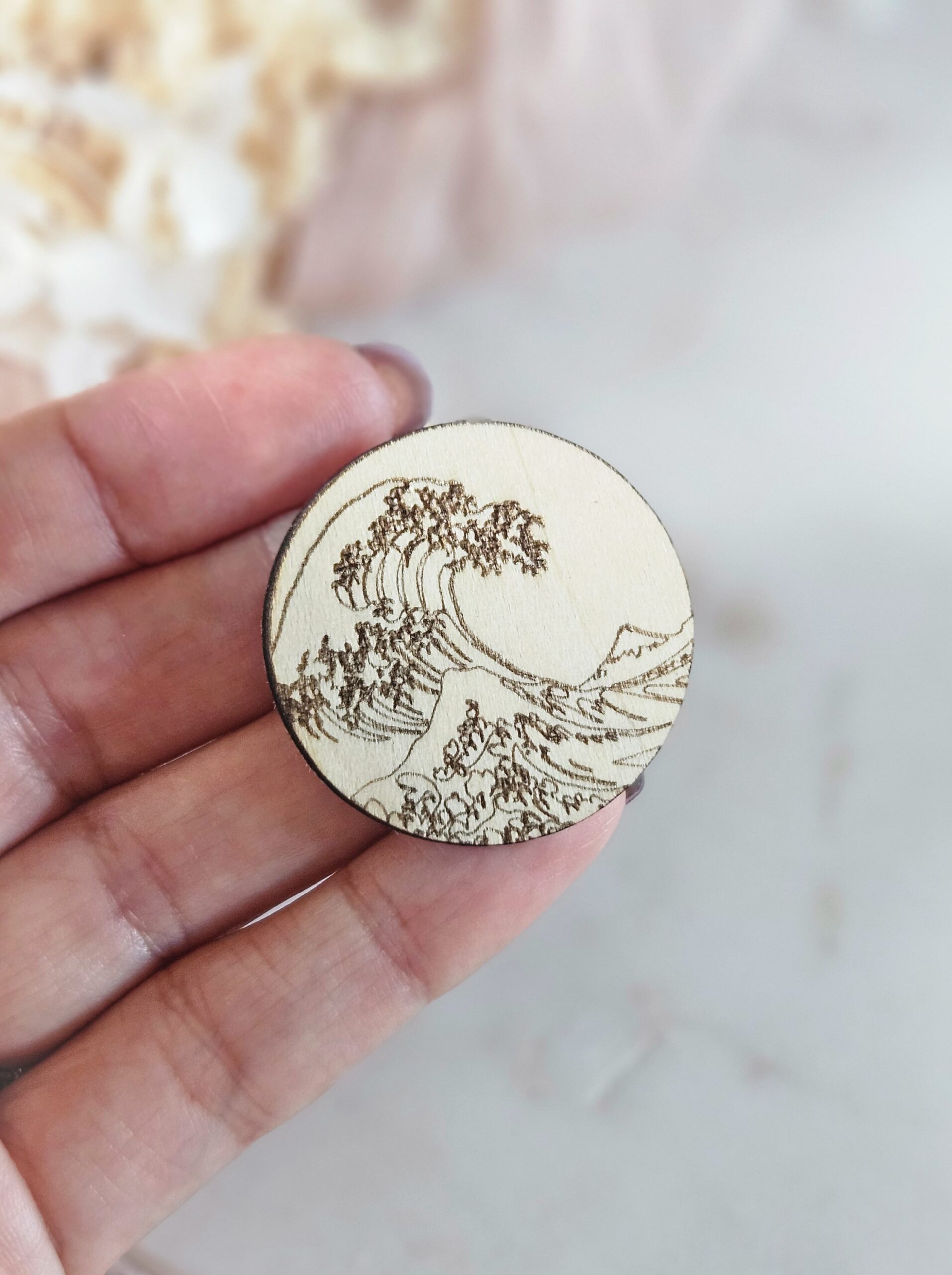 1000073125-1.jpg Coffret DIY — Broche La Vague de Hokusai en bois à peindre – Image 11