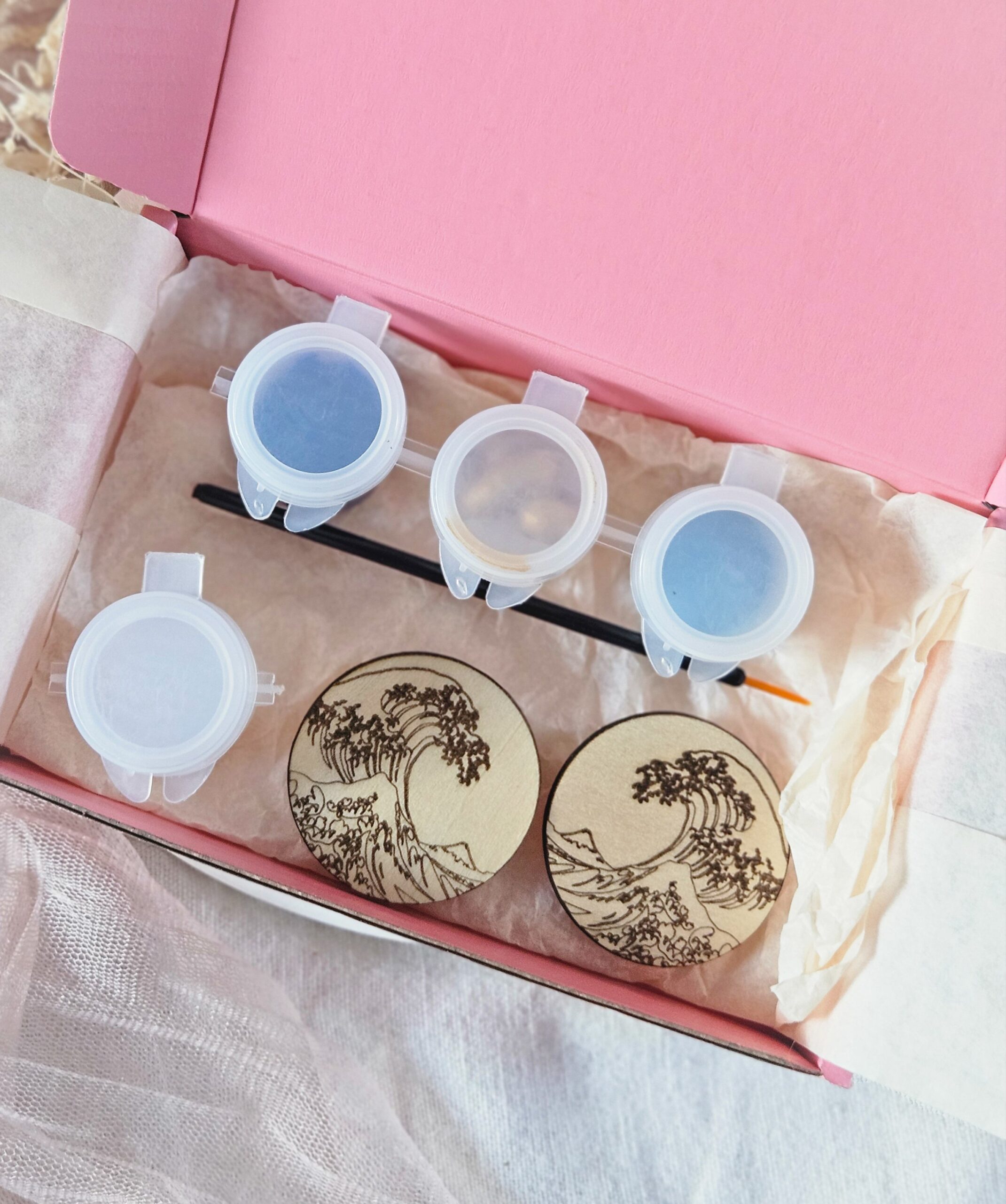 1000073132-1.jpg Coffret DIY — Boucles d’oreilles Vague de Hokusai en bois à peindre – Image 6