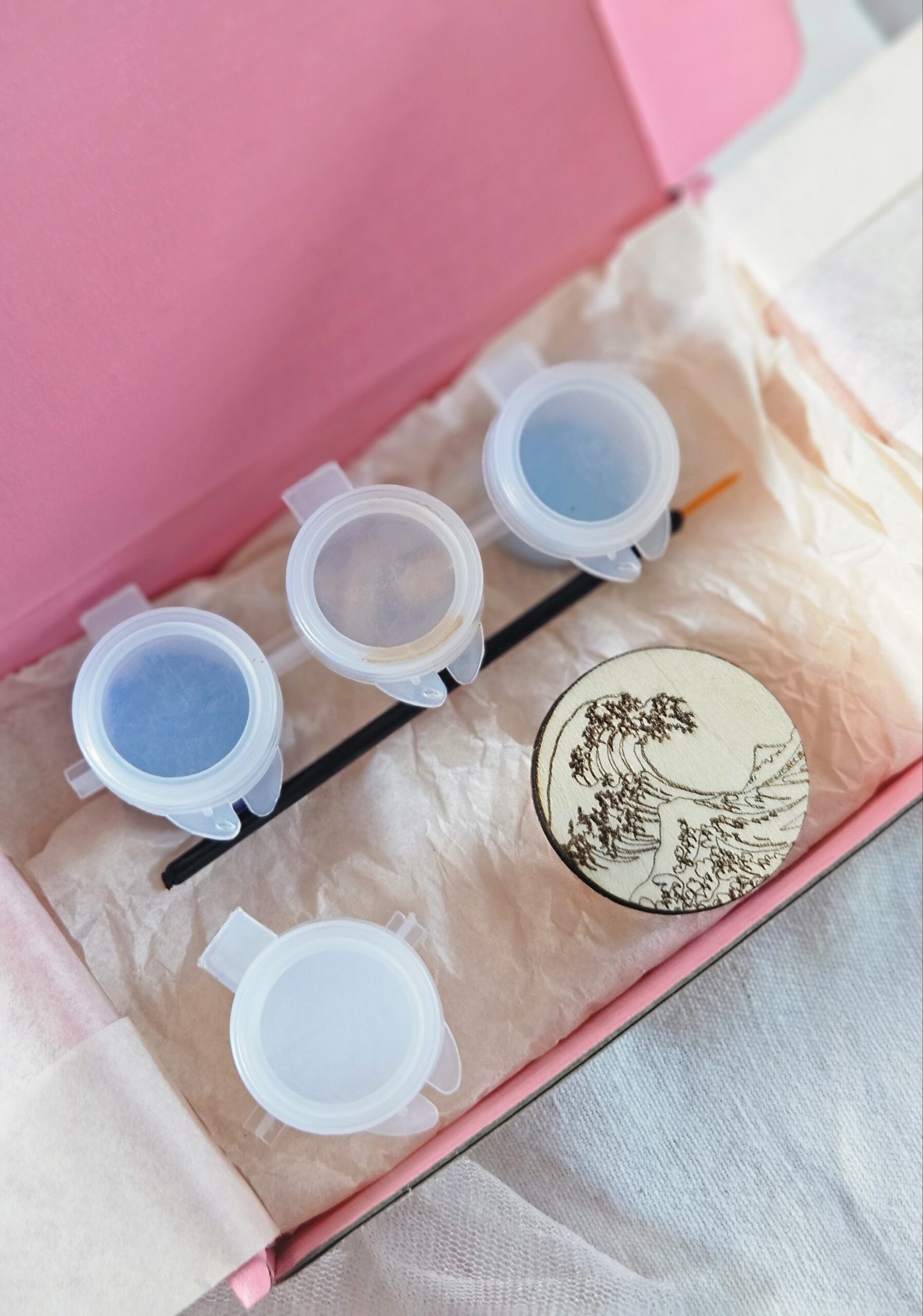 1000073138.jpg Coffret DIY — Broche La Vague de Hokusai en bois à peindre – Image 4