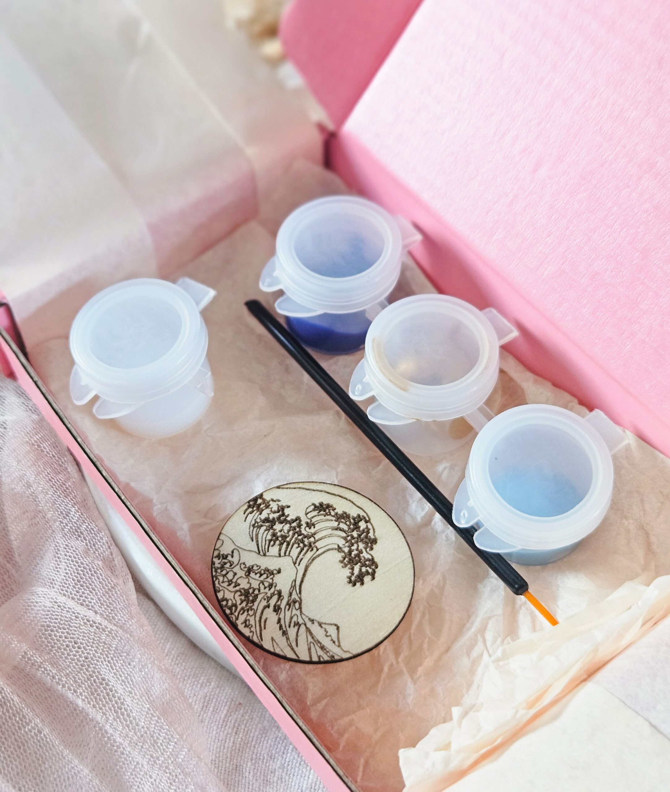 1000073142.jpg Coffret DIY — Broche La Vague de Hokusai en bois à peindre – Image 14