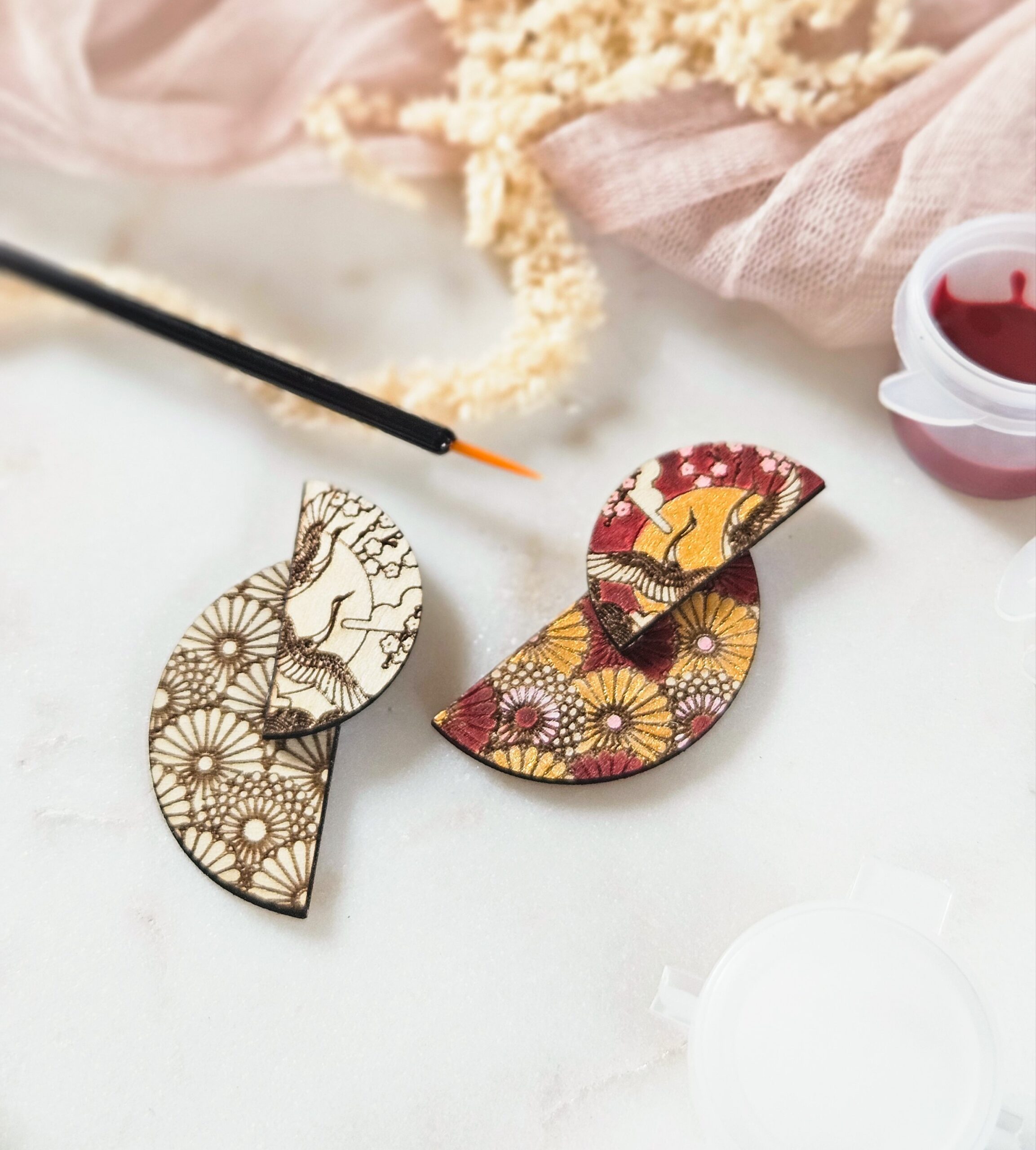 1000073179-1.jpg Coffret DIY — Boucles d’oreilles grue l'Envol en bois à peindre - coloris bordeaux et or – Image 11