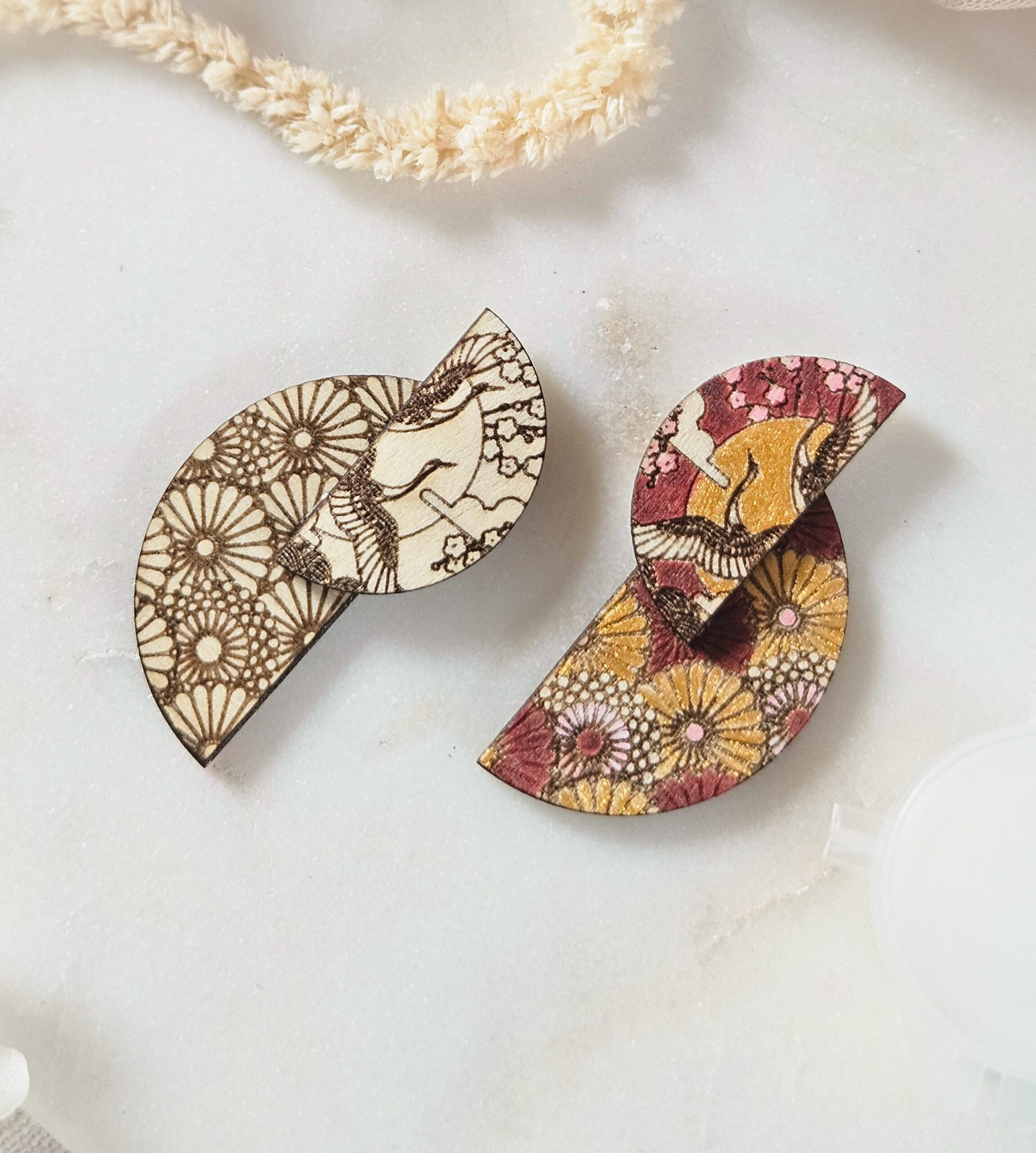 1000073185-1.jpg Coffret DIY — Boucles d’oreilles grue l'Envol en bois à peindre - coloris bordeaux et or – Image 10