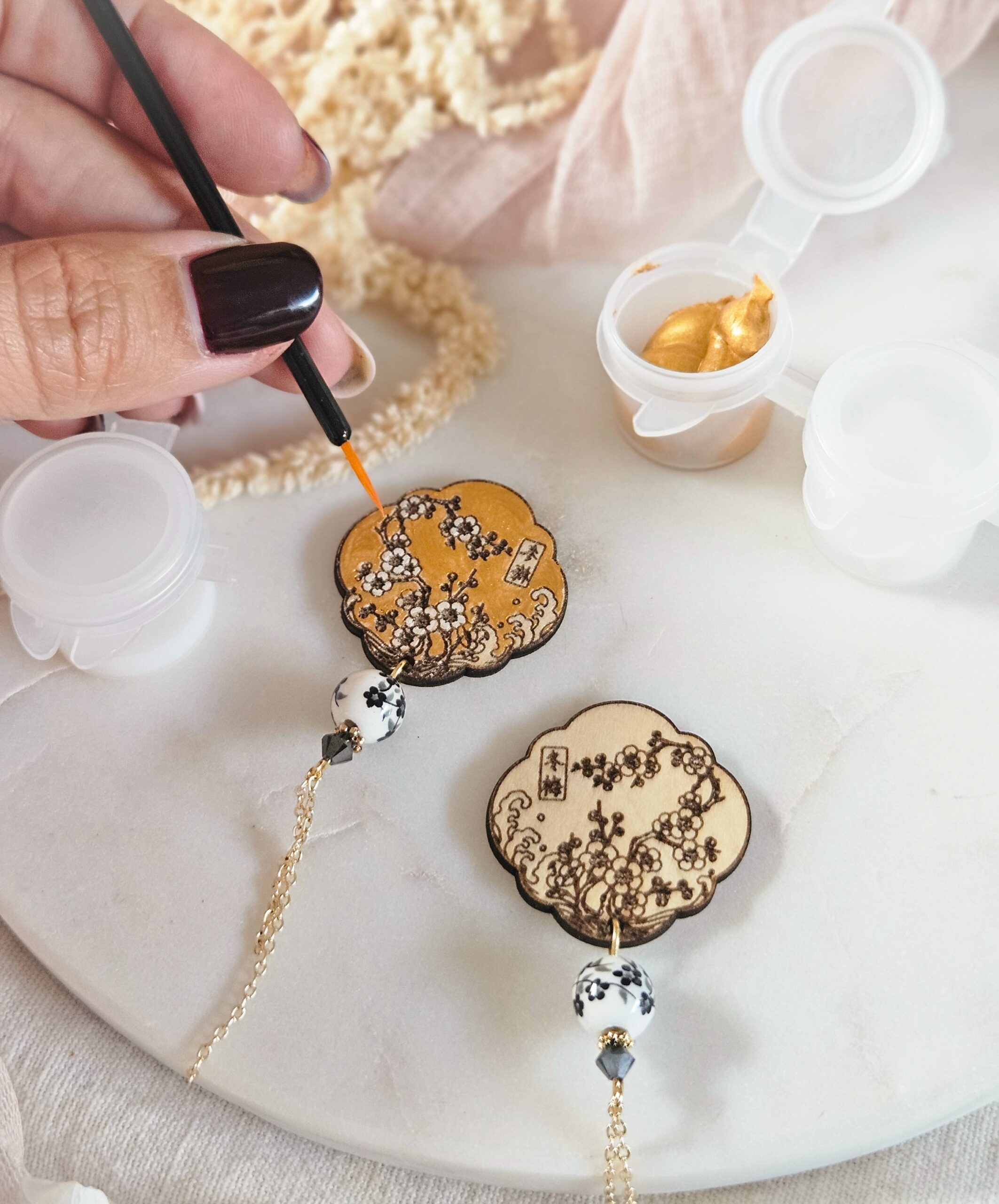 1000073215-1.jpg Coffret DIY — Boucles d’oreilles cerisiers en bois à peindre - coloris or et blanc – Image 11