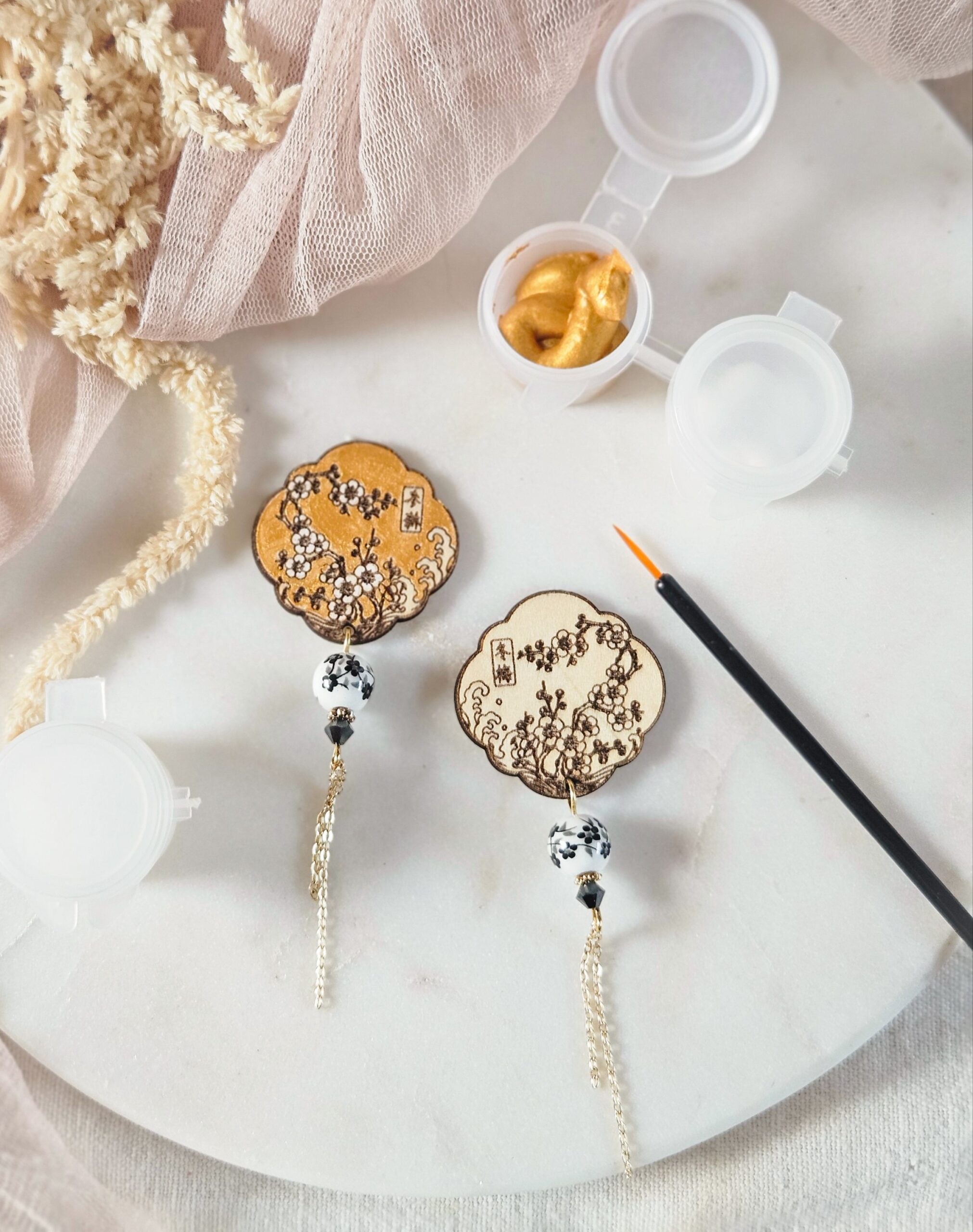 1000073219-1.jpg Coffret DIY — Boucles d’oreilles cerisiers en bois à peindre - coloris or et blanc – Image 10