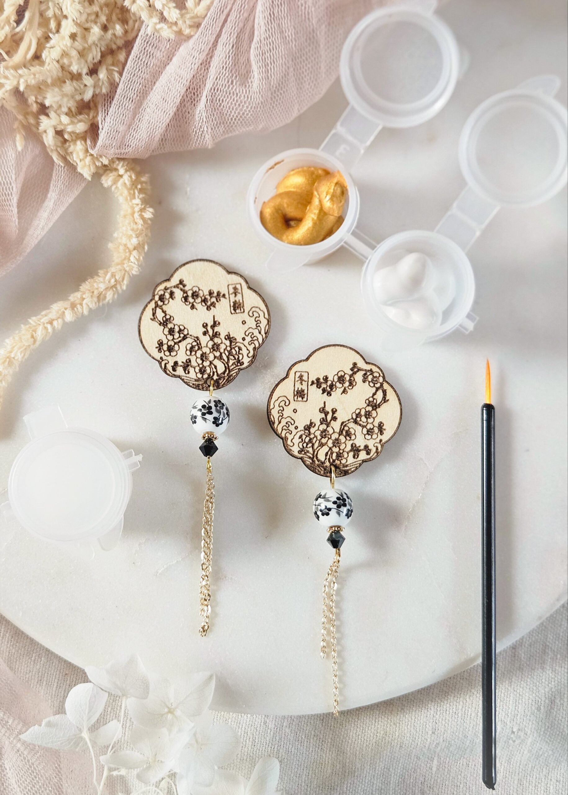 1000073221-1.jpg Coffret DIY — Boucles d’oreilles cerisiers en bois à peindre - coloris or et blanc – Image 15