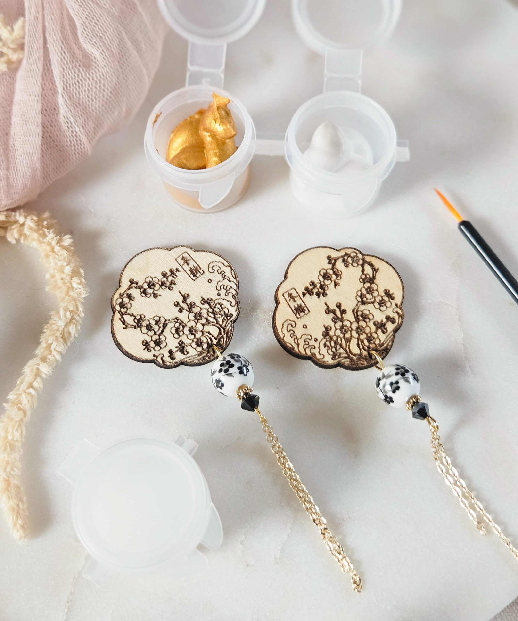 1000073223-1.jpg Coffret DIY — Boucles d’oreilles cerisiers en bois à peindre - coloris or et blanc – Image 16