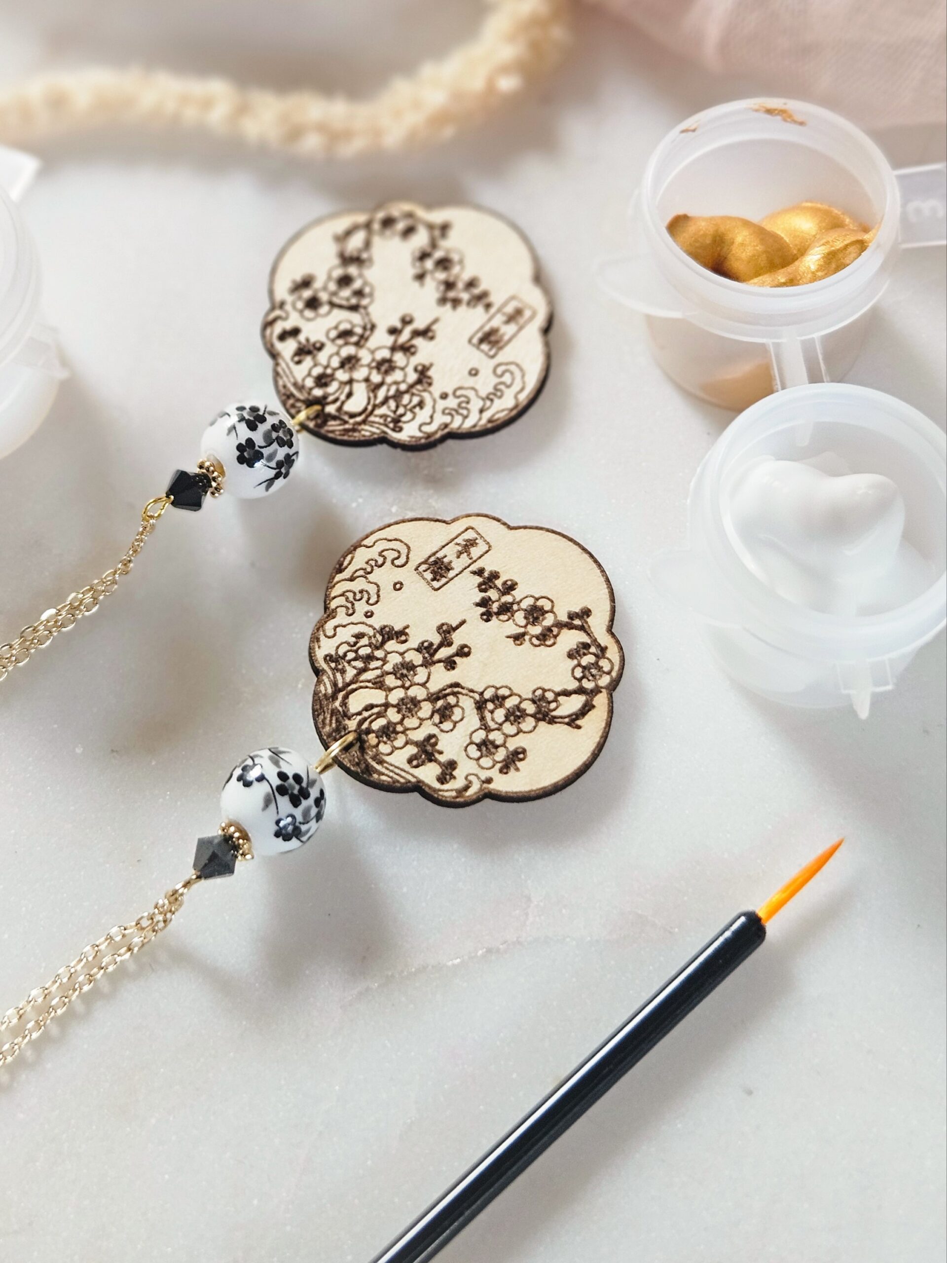 1000073225-1.jpg Coffret DIY — Boucles d’oreilles cerisiers en bois à peindre - coloris or et blanc – Image 1