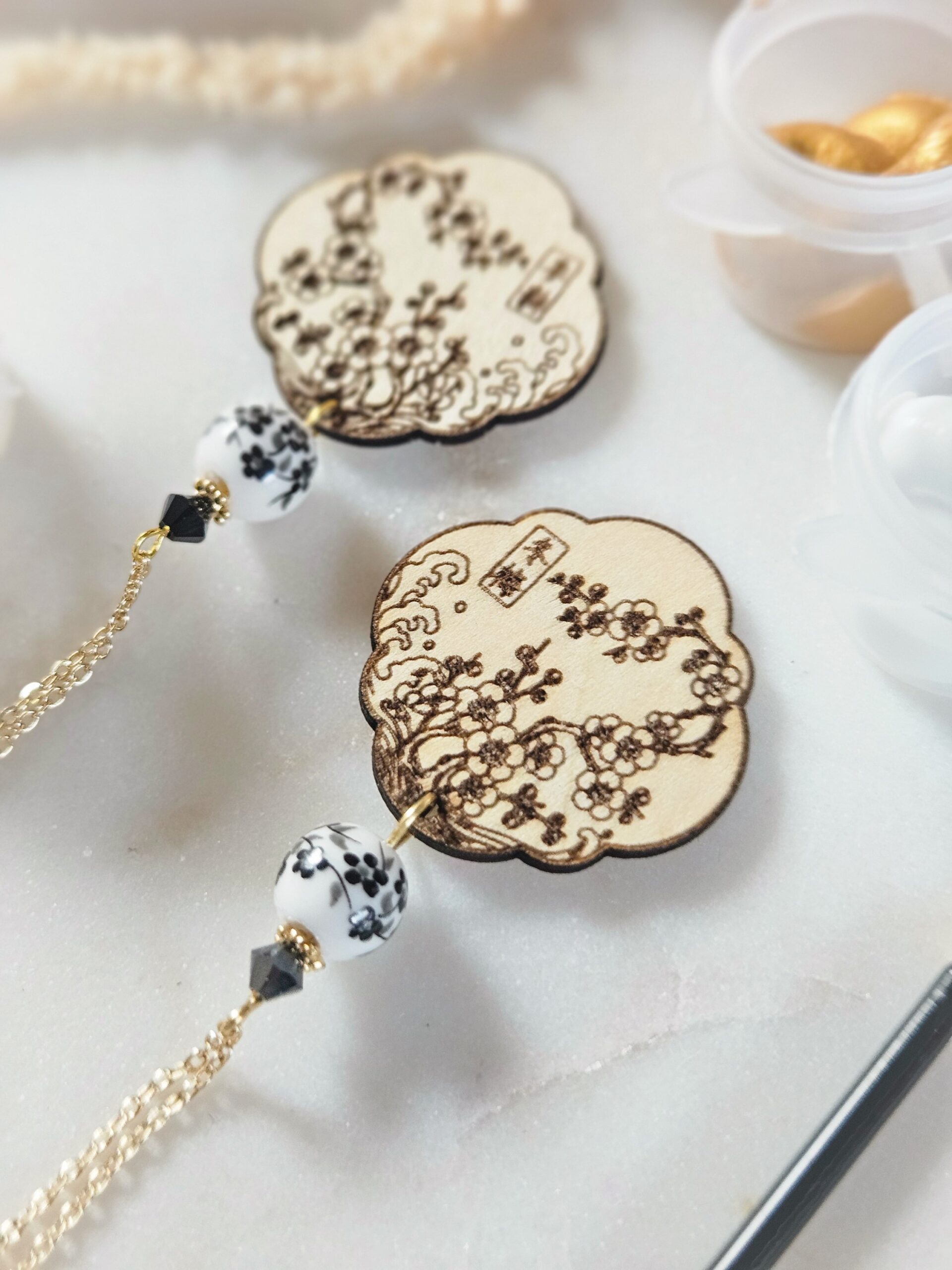 1000073227-1.jpg Coffret DIY — Boucles d’oreilles cerisiers en bois à peindre - coloris or et blanc – Image 8
